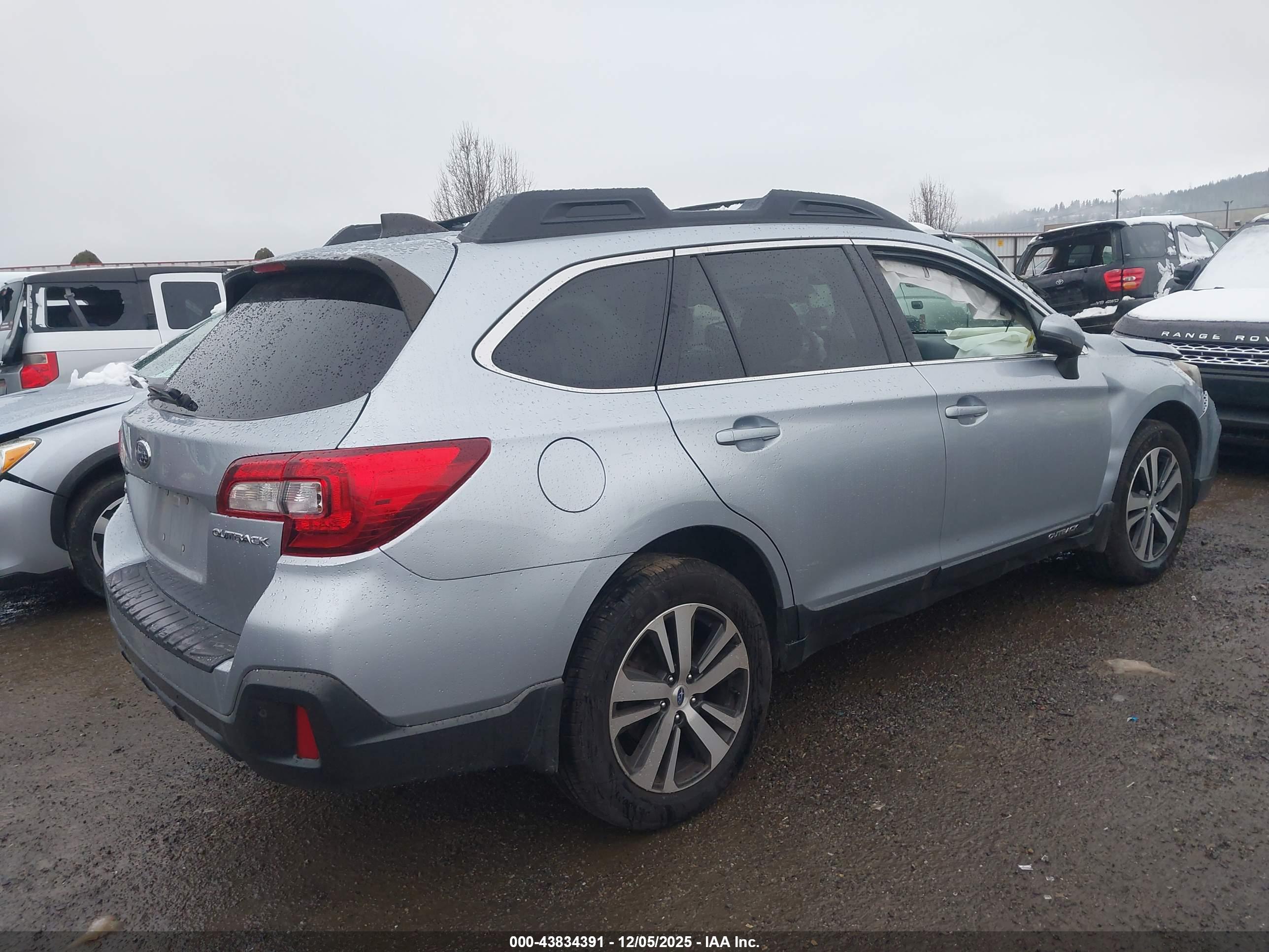 SUBARU OUTBACK image 4