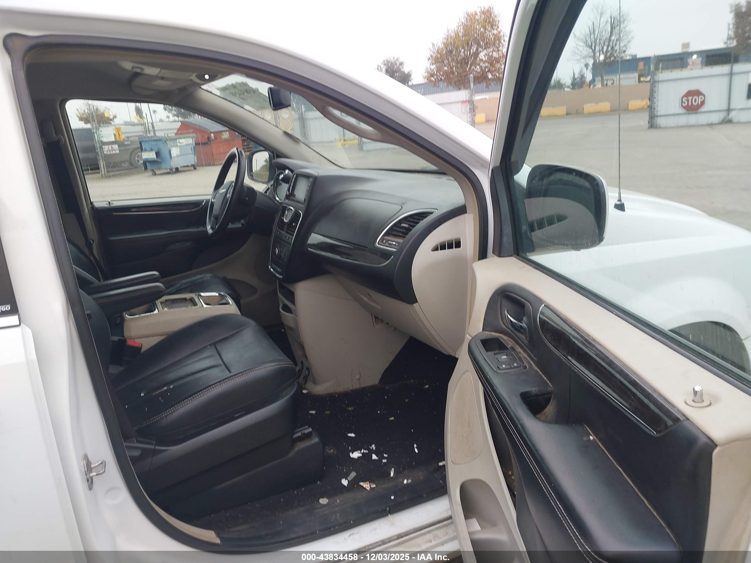 CHRYSLER TOWN image 5