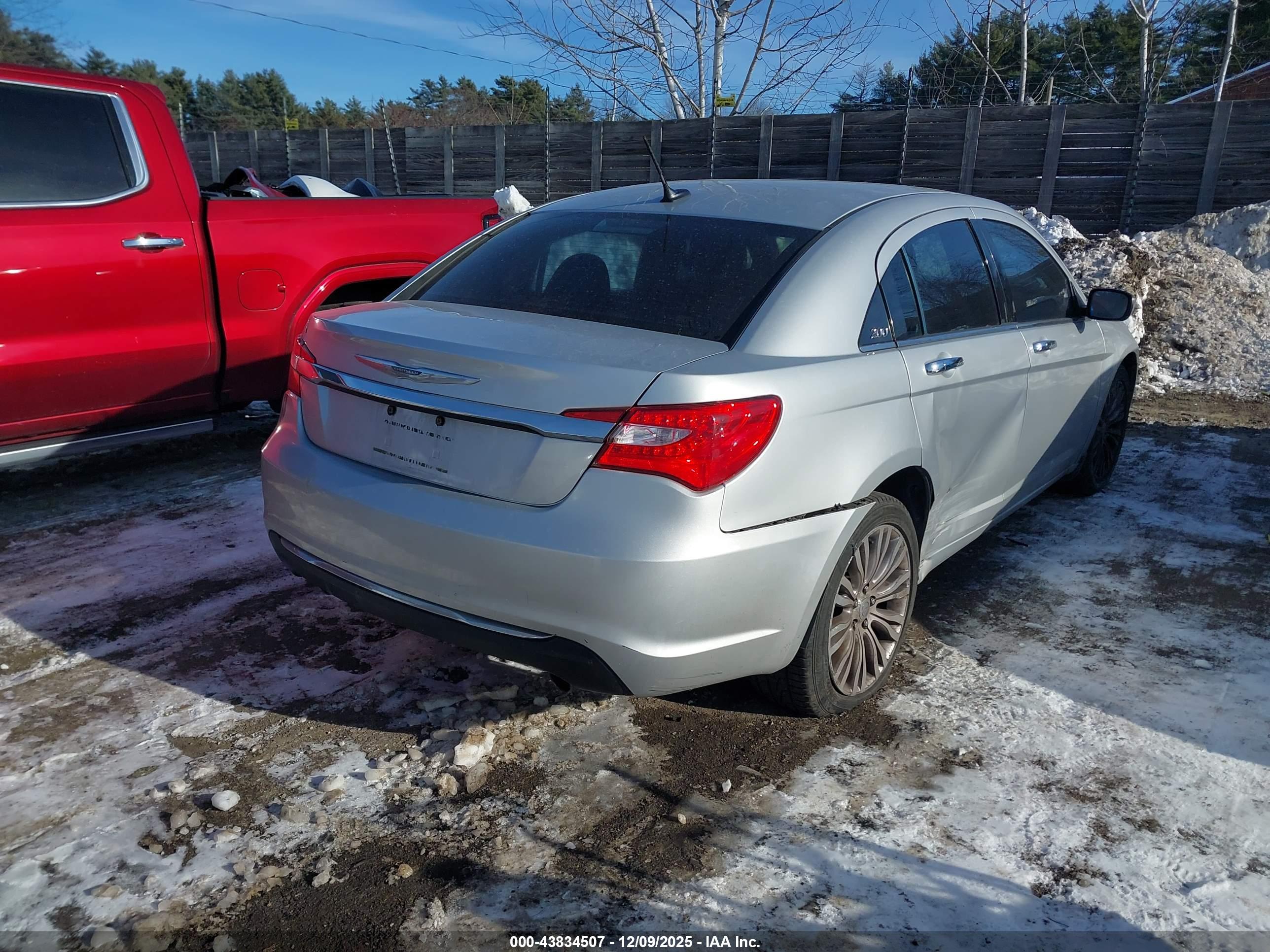 CHRYSLER 200 image 4