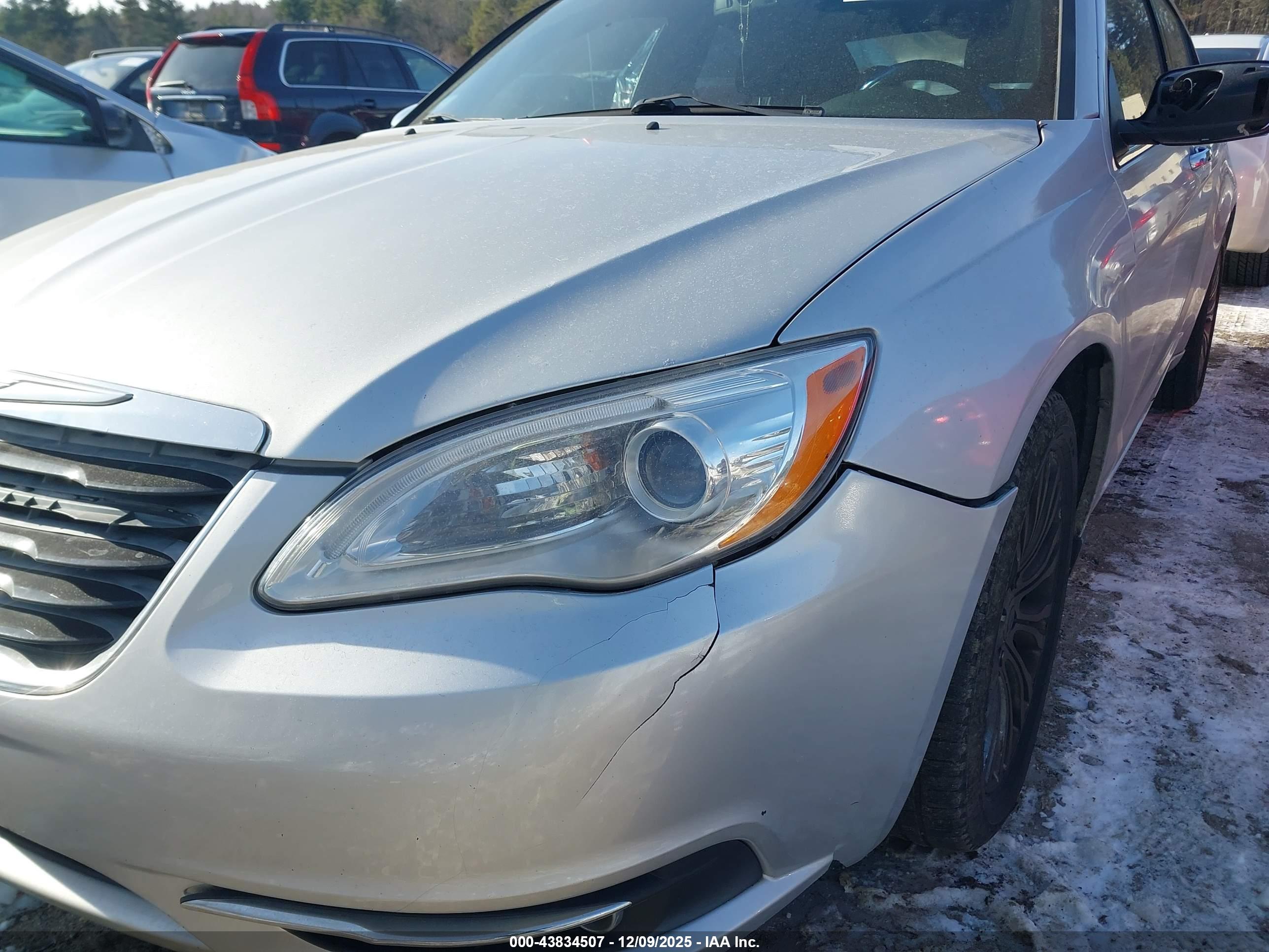 CHRYSLER 200 image 6