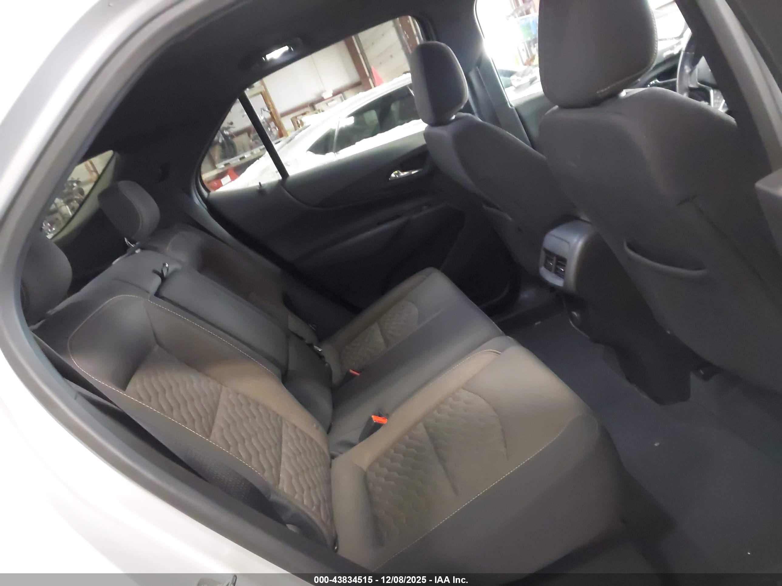 CHEVROLET EQUINOX image 8