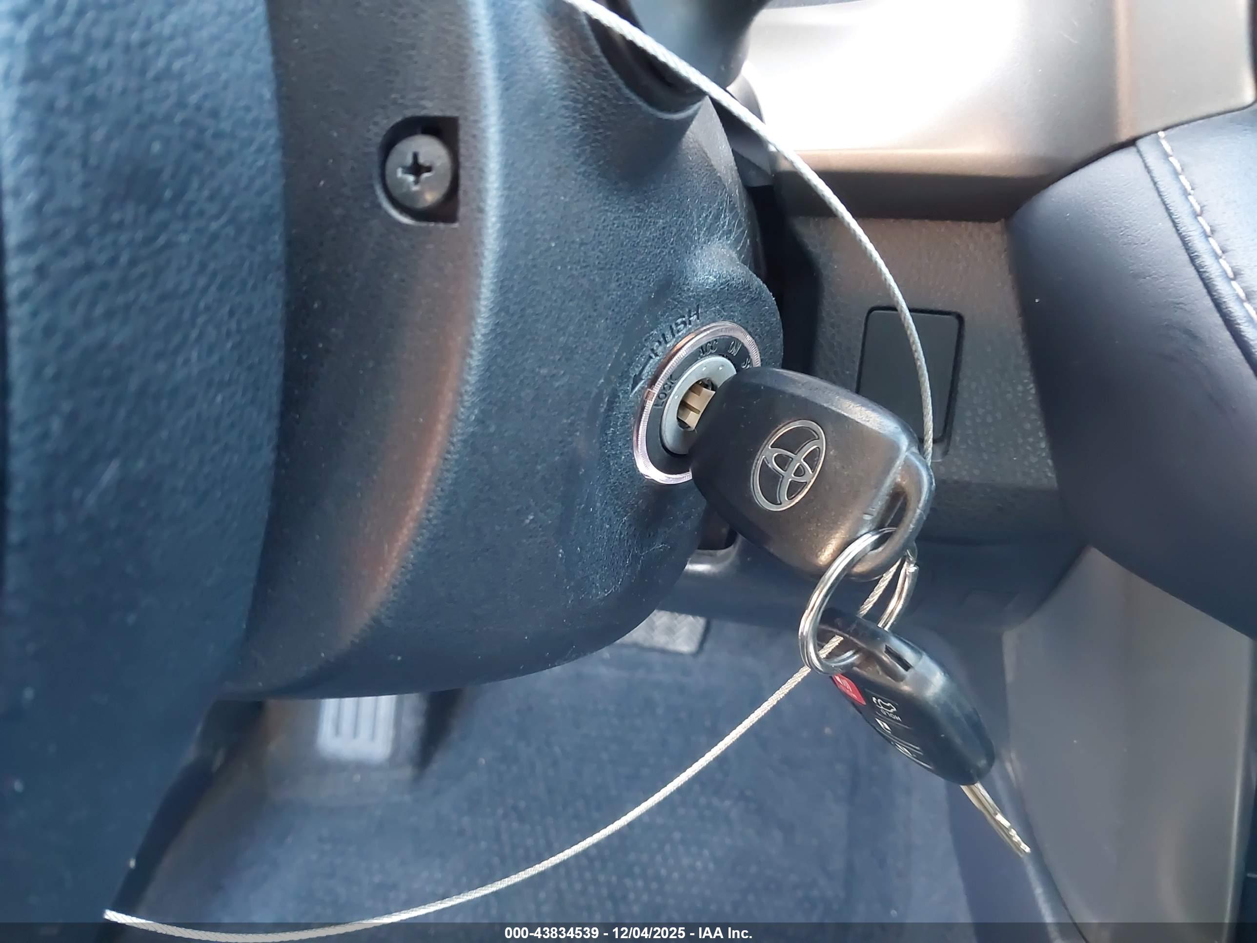 TOYOTA RAV4 image 11