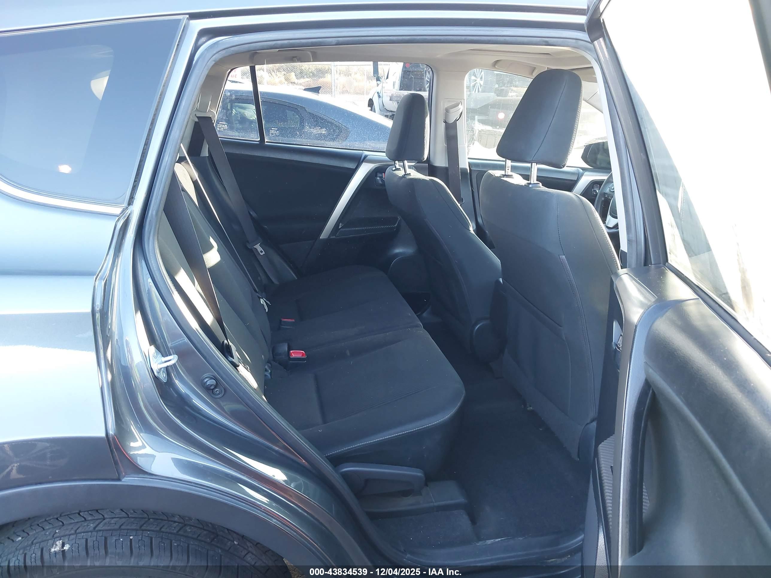 TOYOTA RAV4 image 8