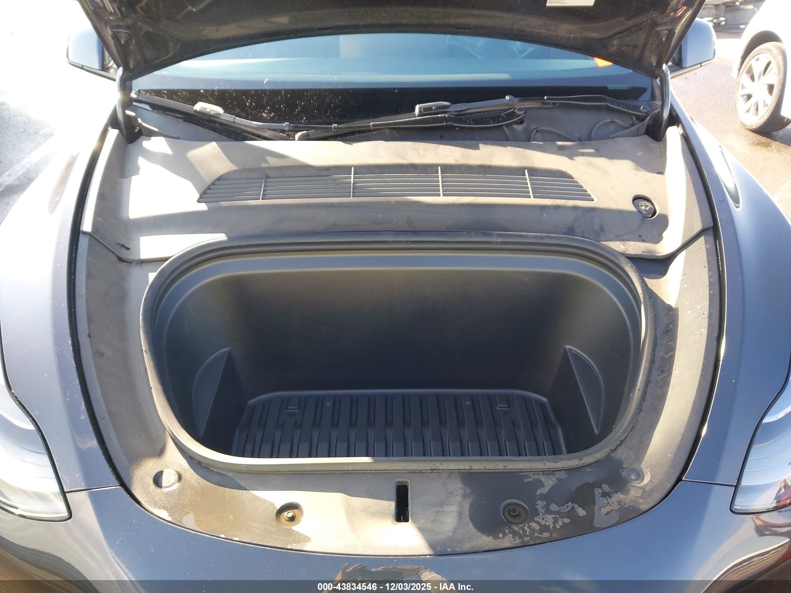 TESLA MODEL image 10