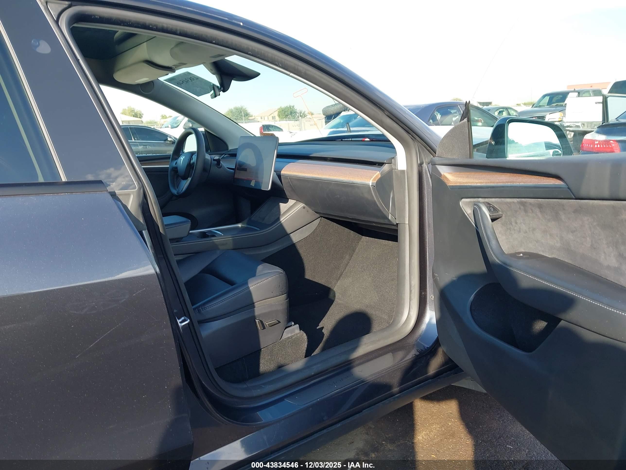 TESLA MODEL image 5