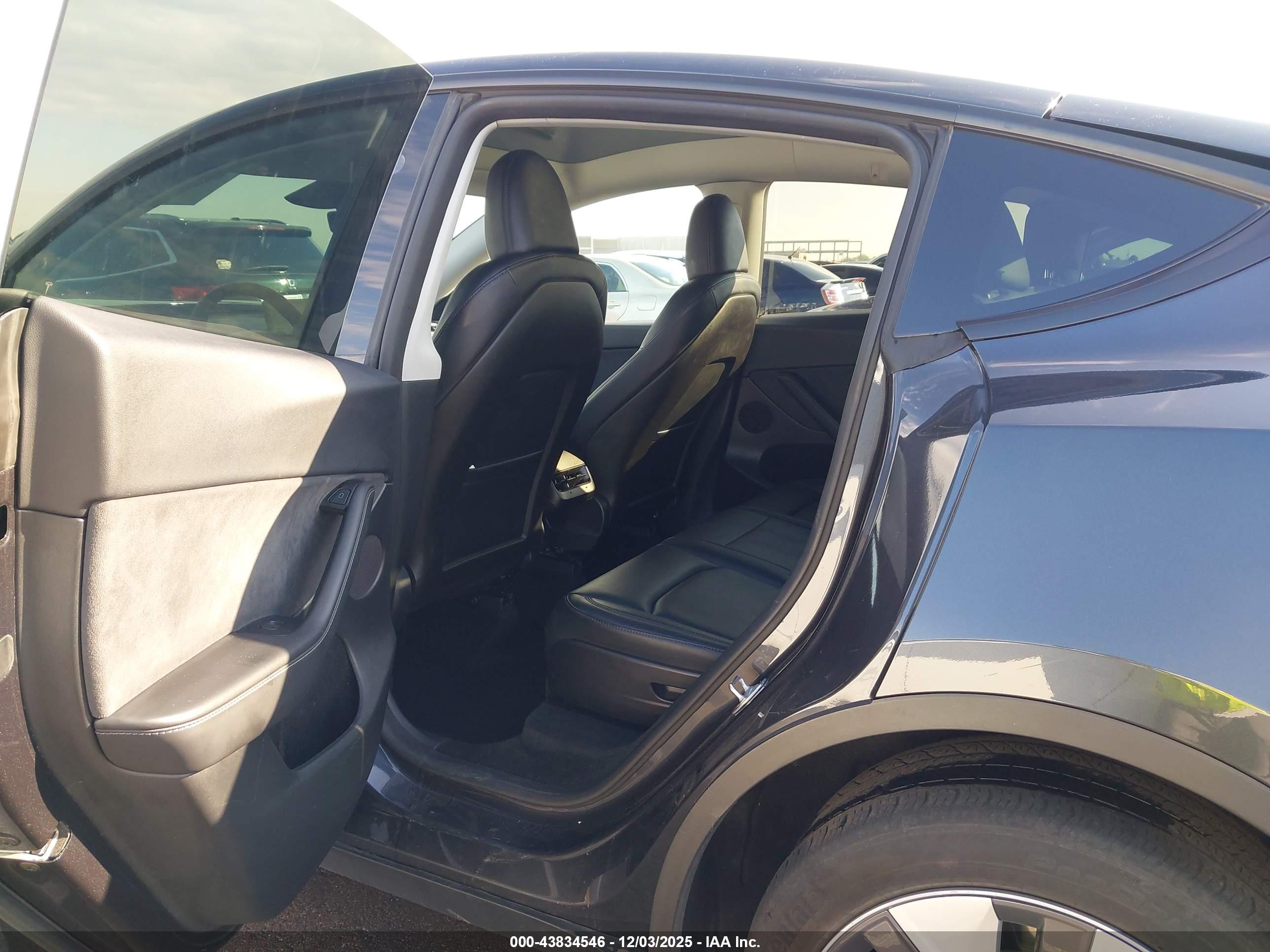 TESLA MODEL image 8