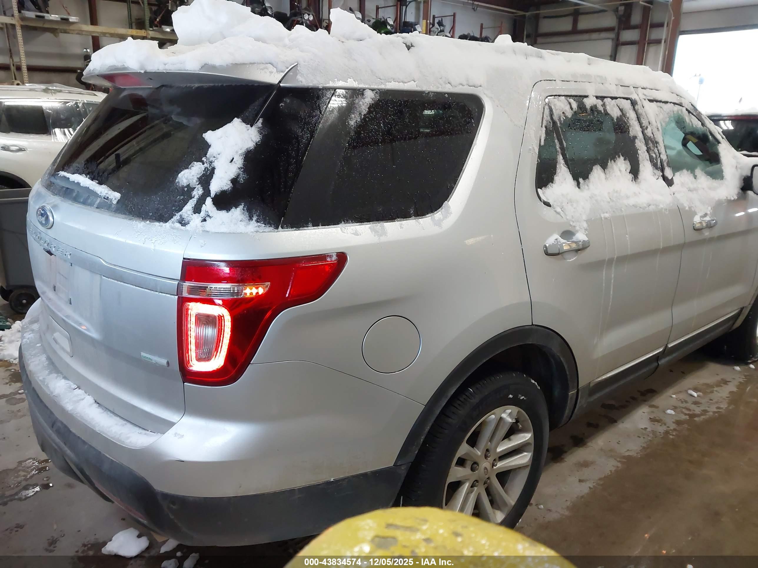 FORD EXPLORER image 4