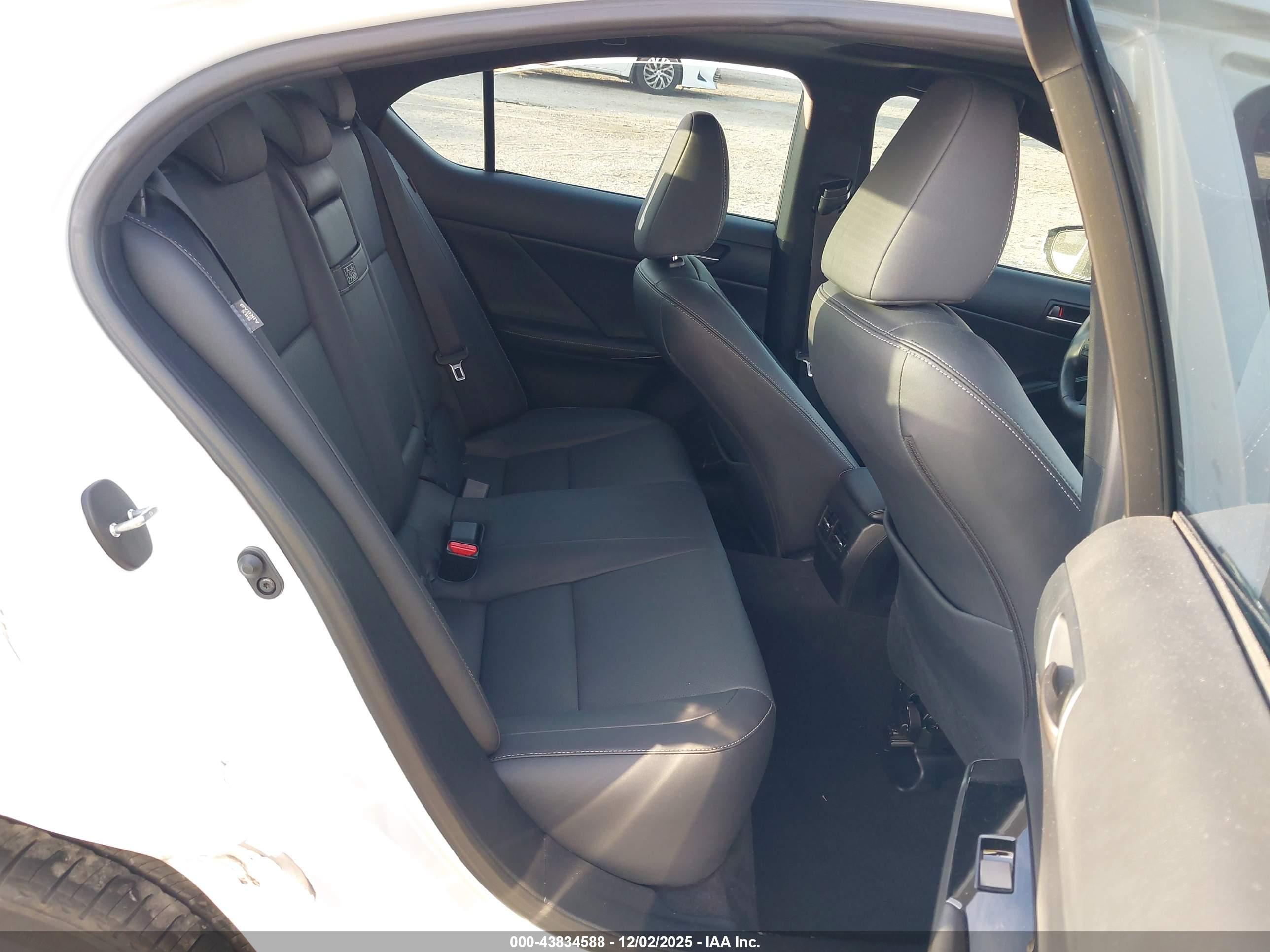 LEXUS IS image 8