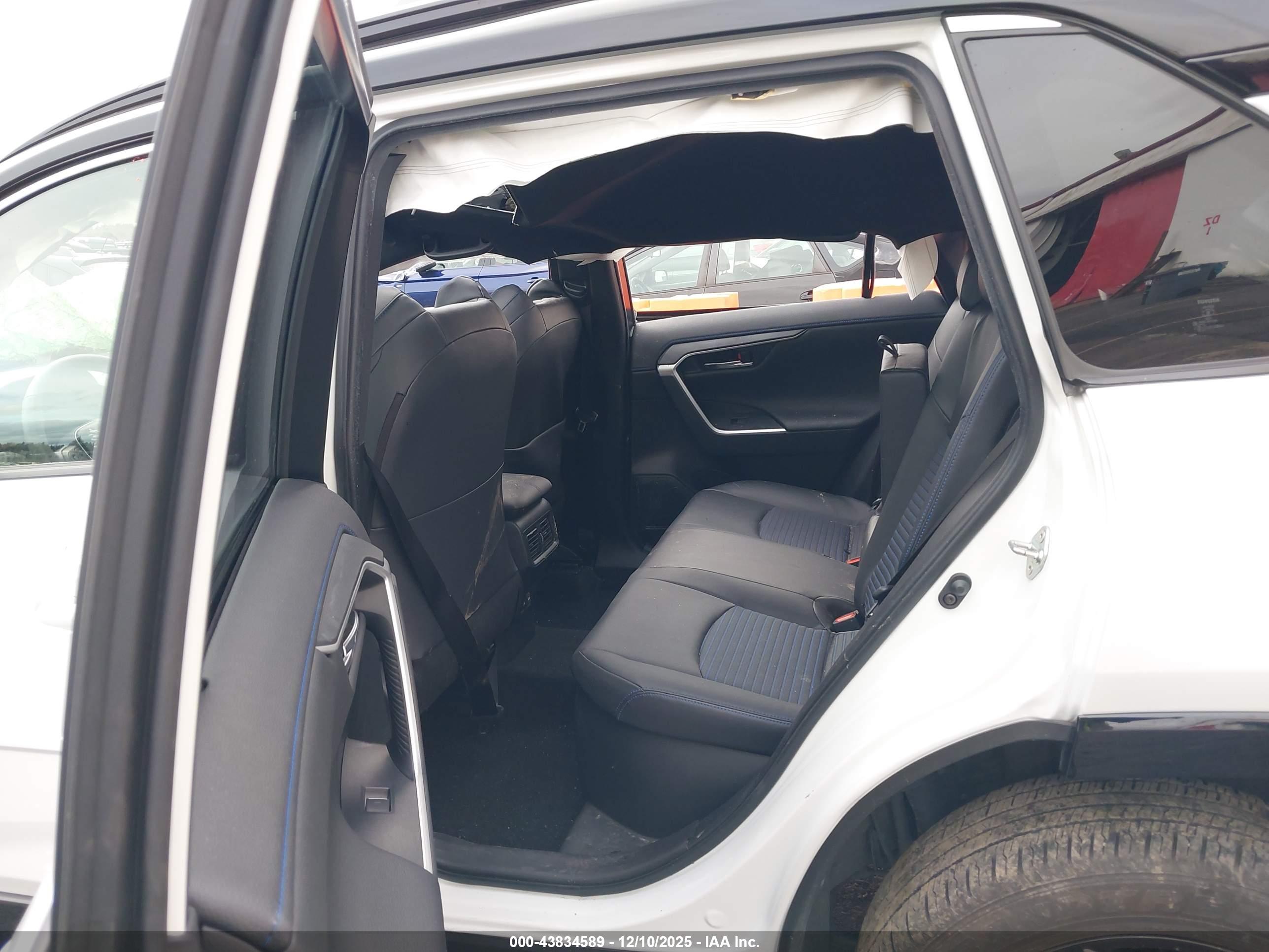 TOYOTA RAV4 image 8