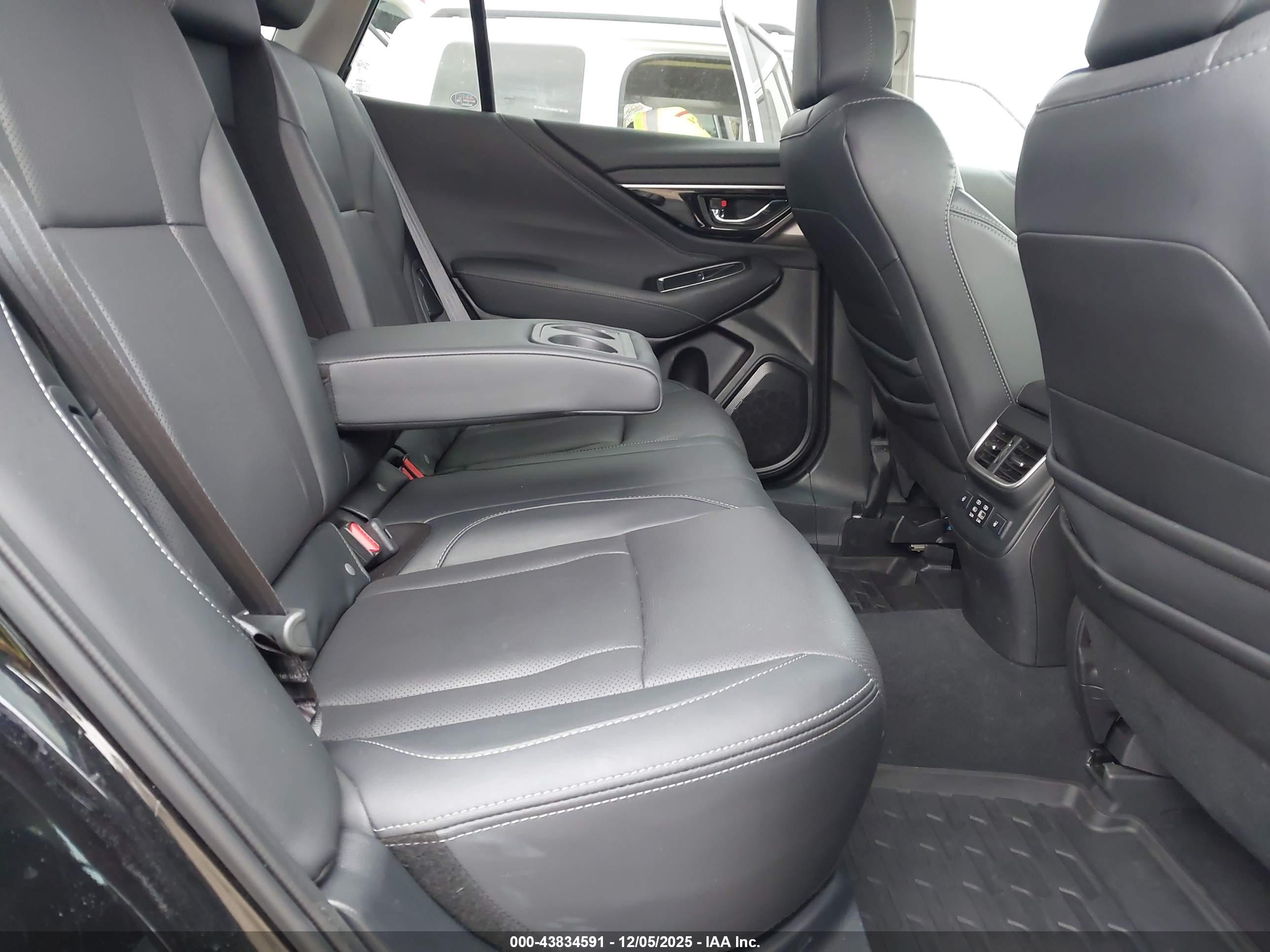 SUBARU OUTBACK image 8