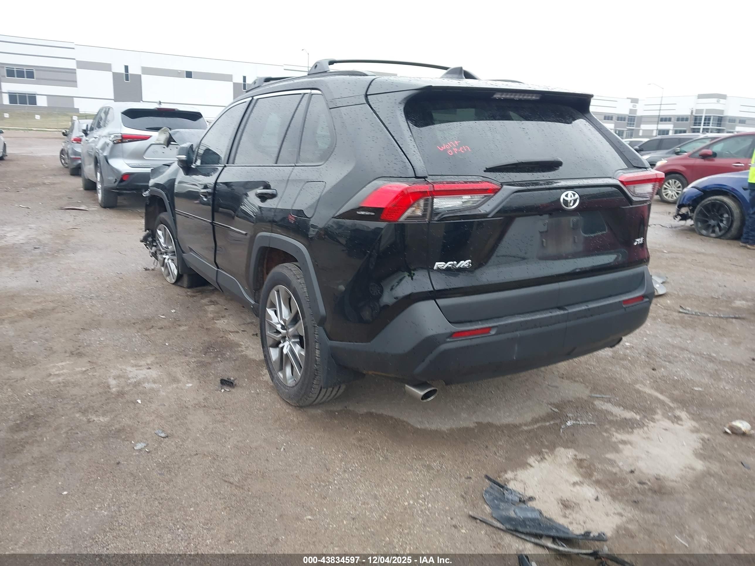 TOYOTA RAV4 image 3