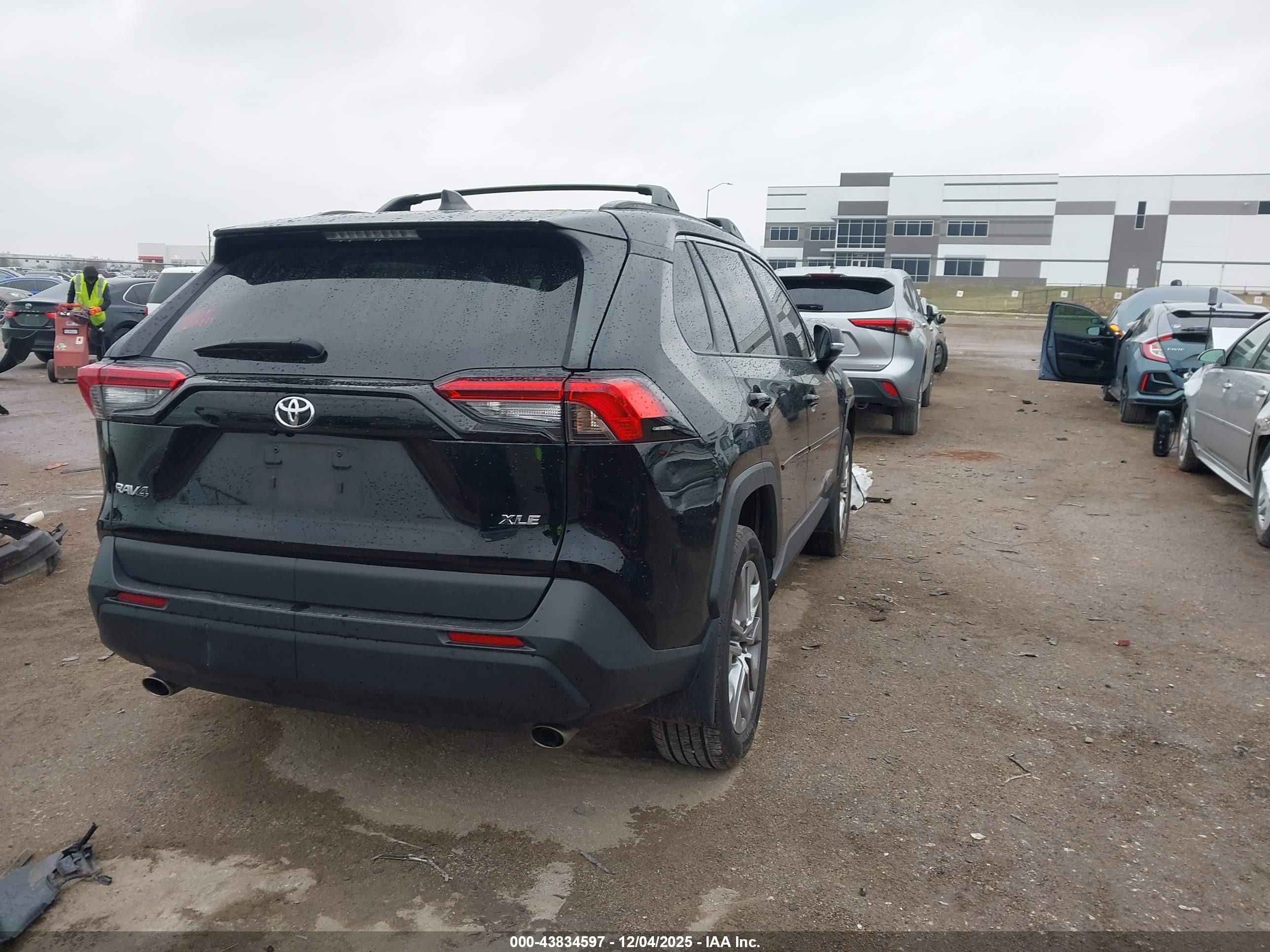TOYOTA RAV4 image 4
