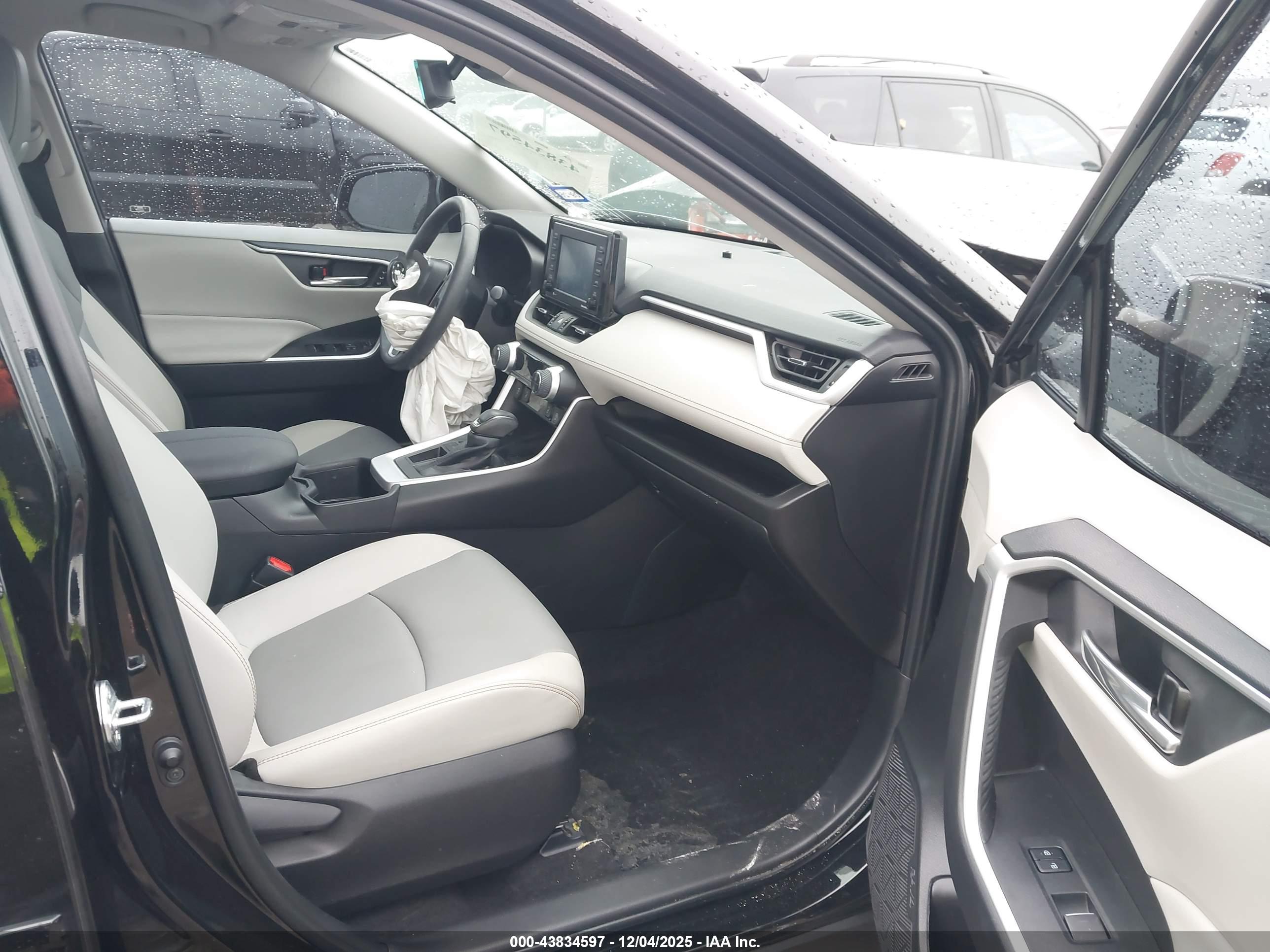 TOYOTA RAV4 image 5