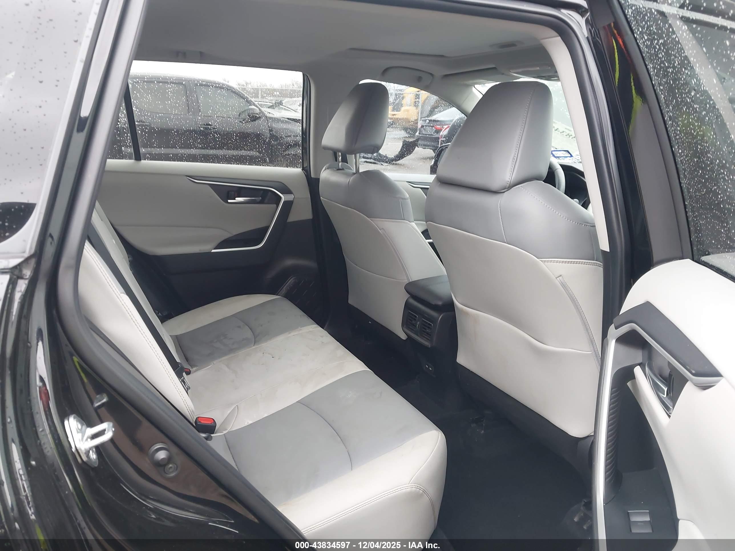 TOYOTA RAV4 image 8