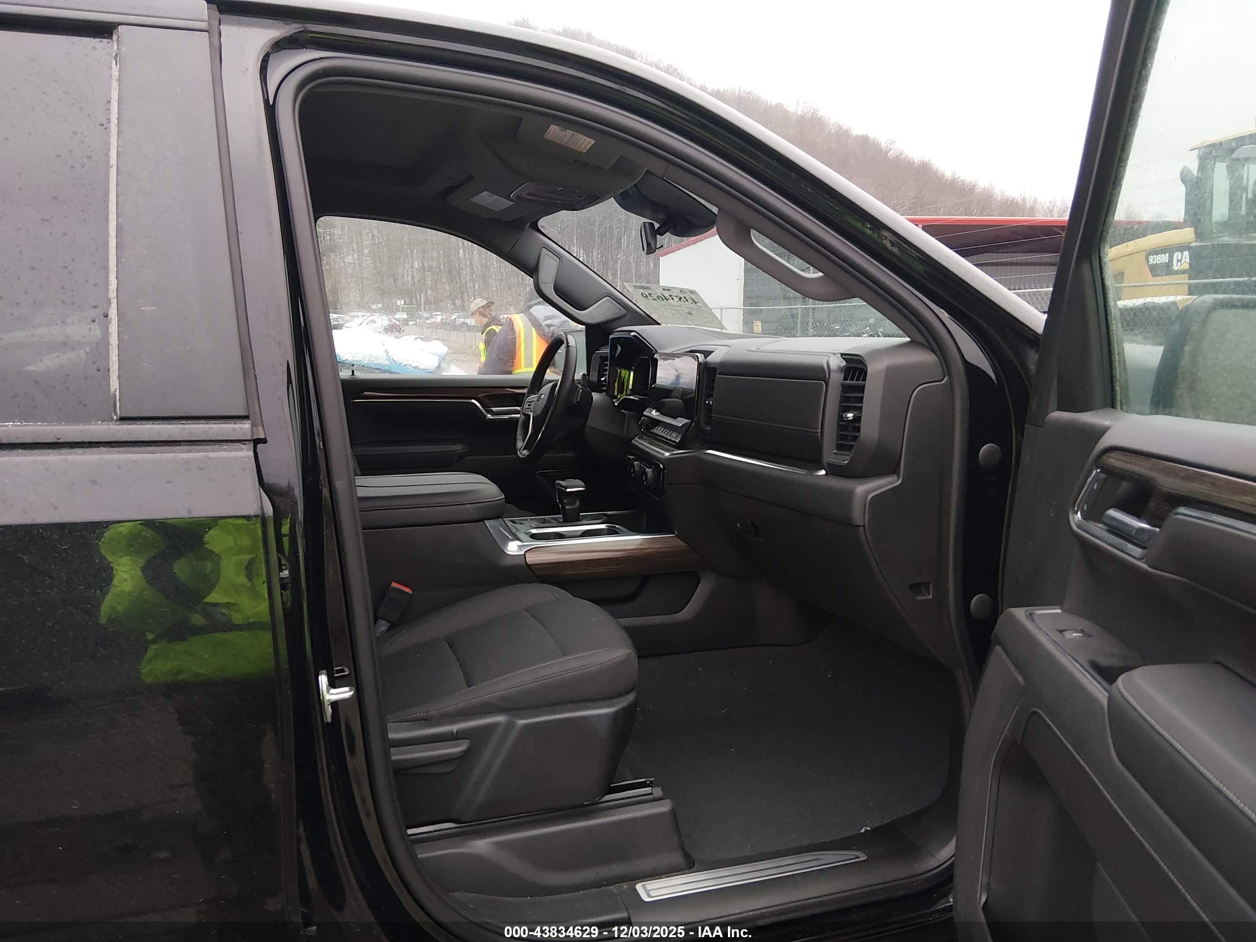 CHEVROLET SILVERADO image 5