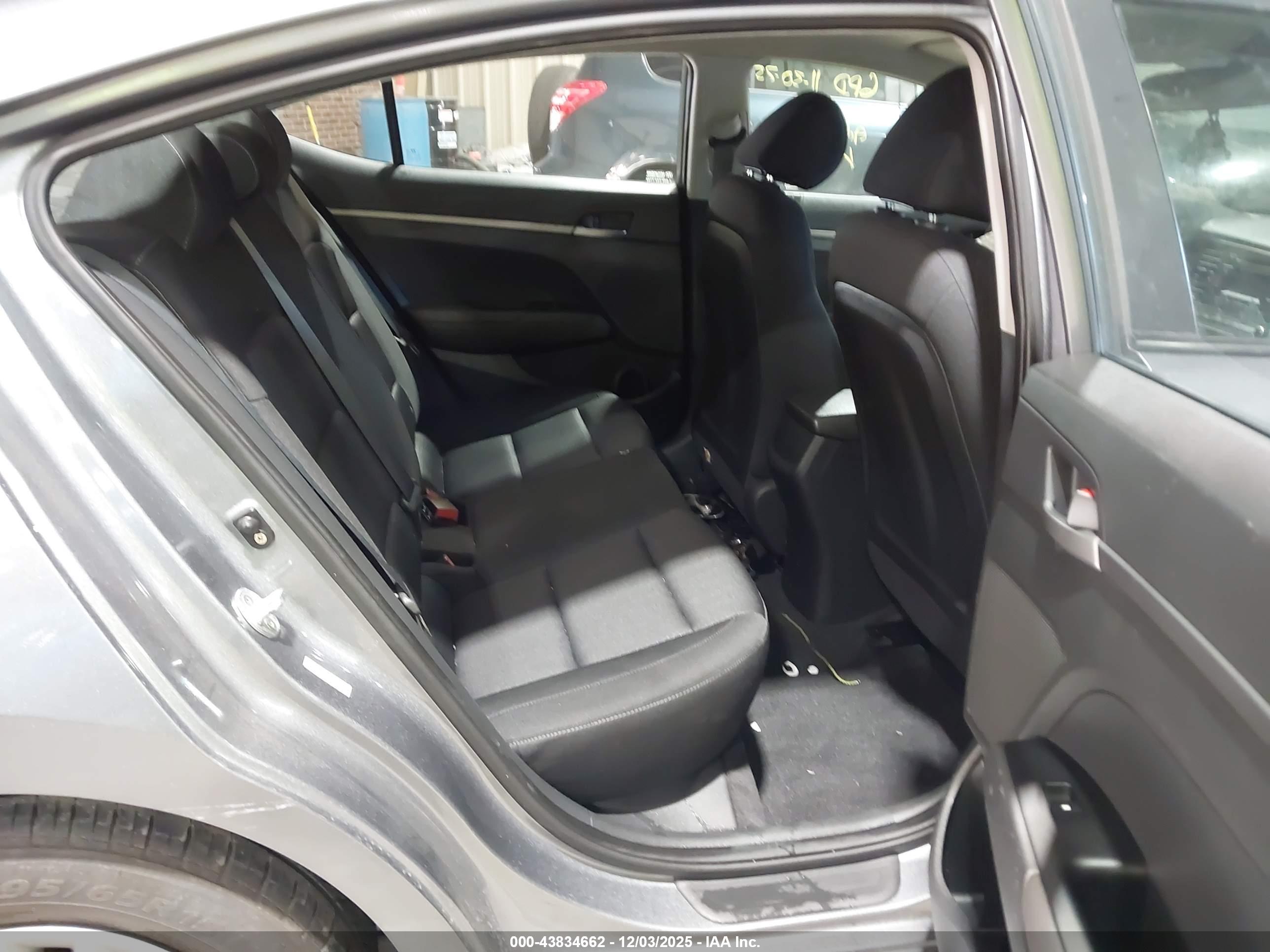 HYUNDAI ELANTRA image 8