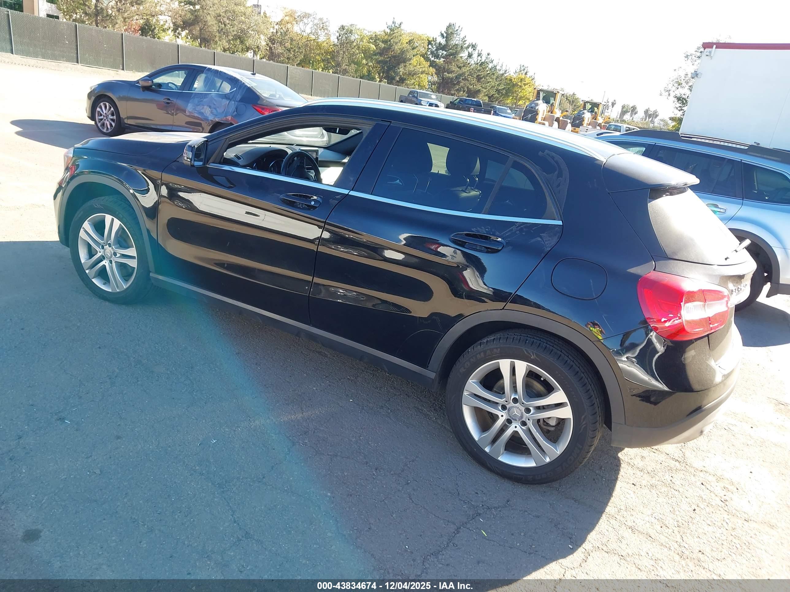 MERCEDES-BENZ GLA image 3