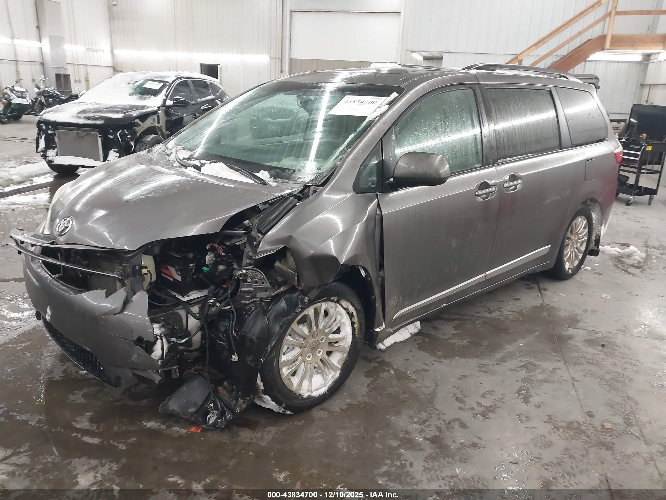 TOYOTA SIENNA image 2