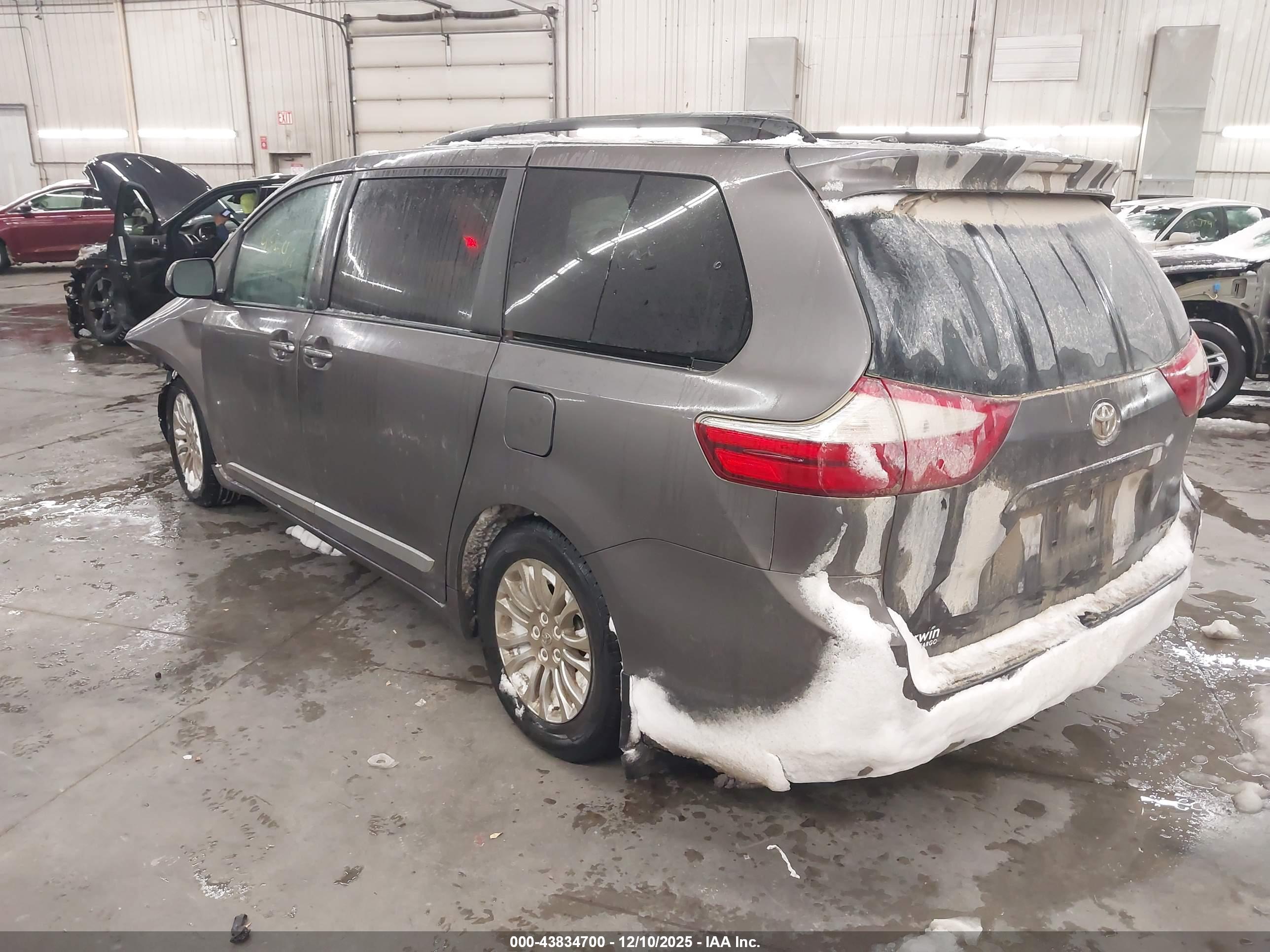 TOYOTA SIENNA image 3