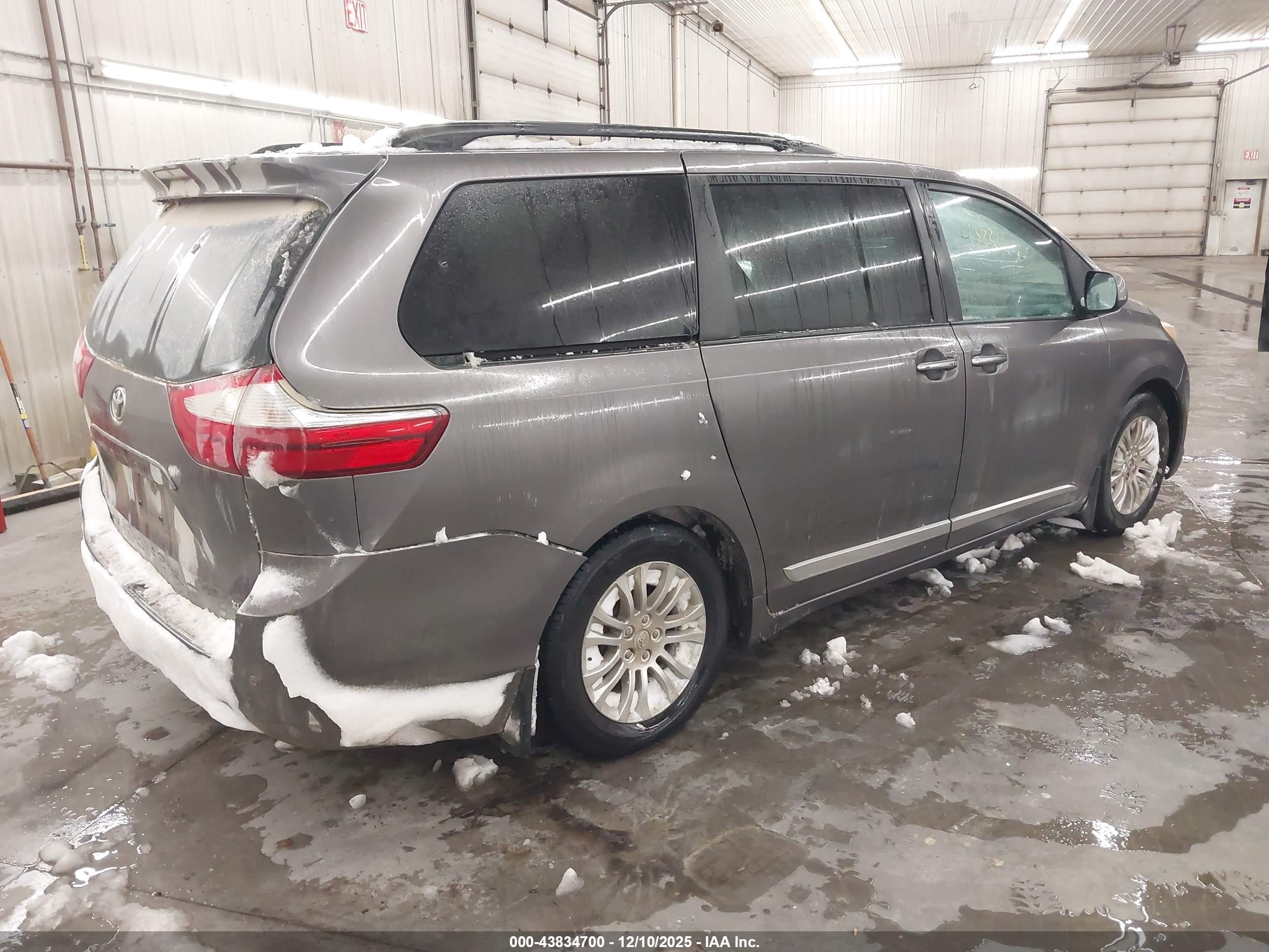 TOYOTA SIENNA image 4