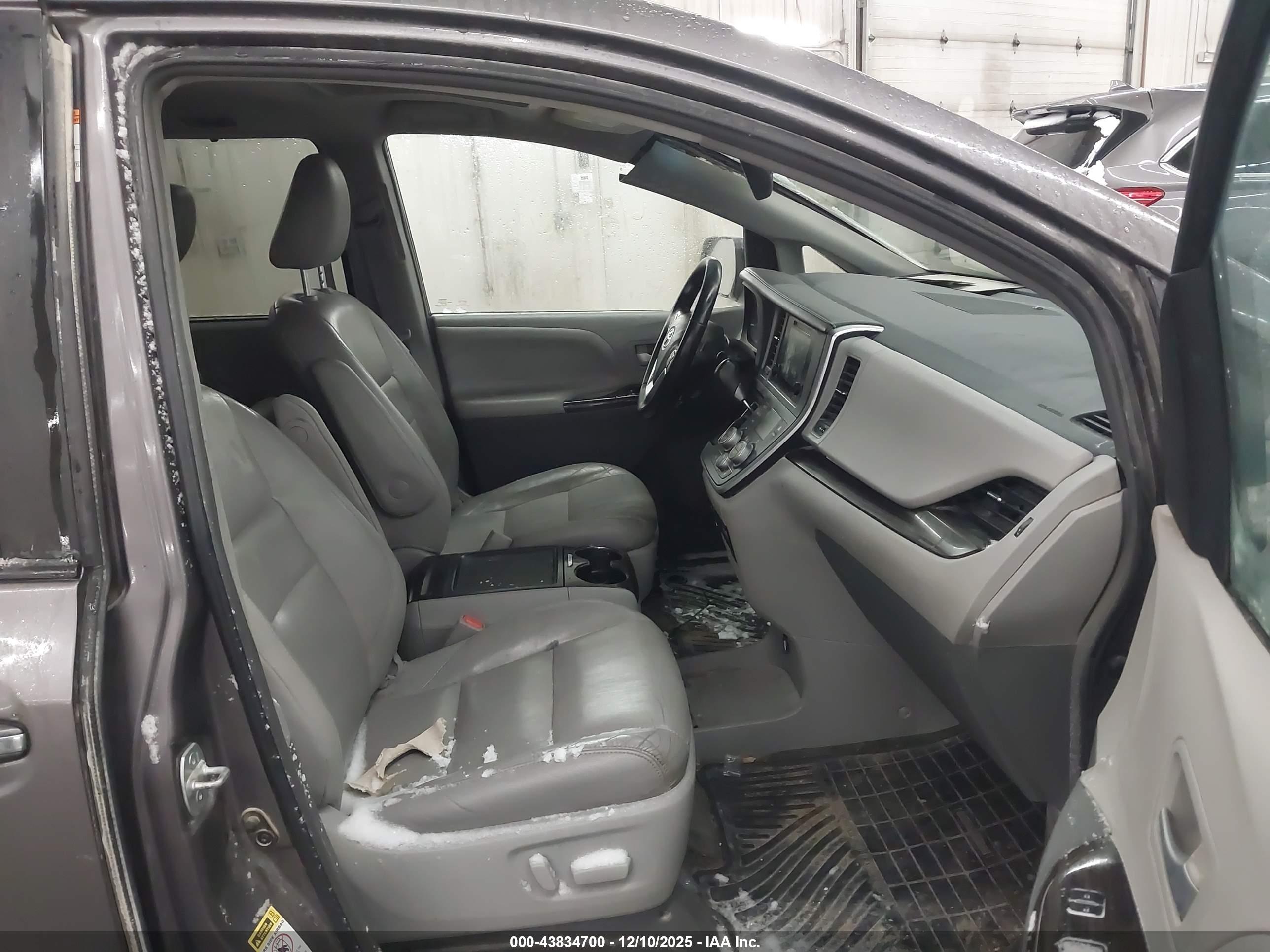 TOYOTA SIENNA image 5