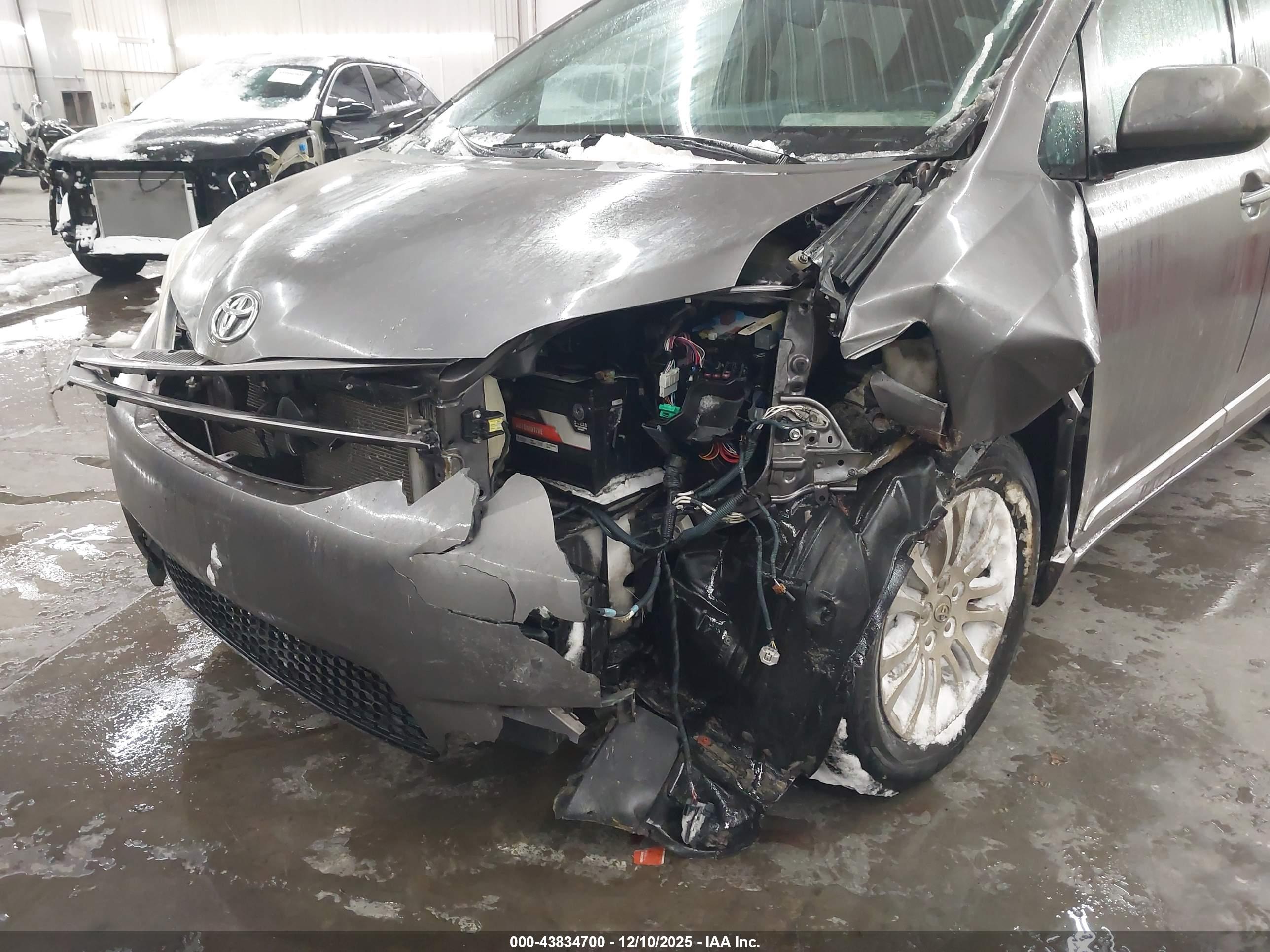 TOYOTA SIENNA image 6