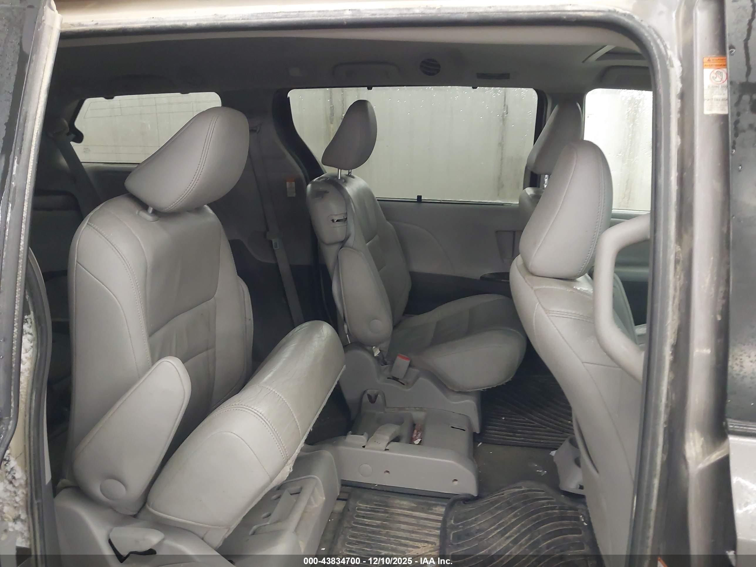 TOYOTA SIENNA image 8