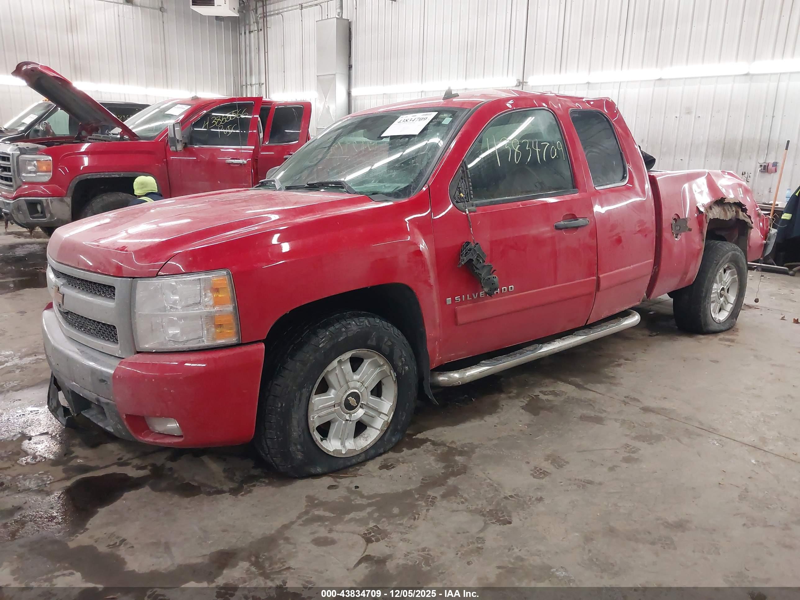 CHEVROLET SILVERADO image 2