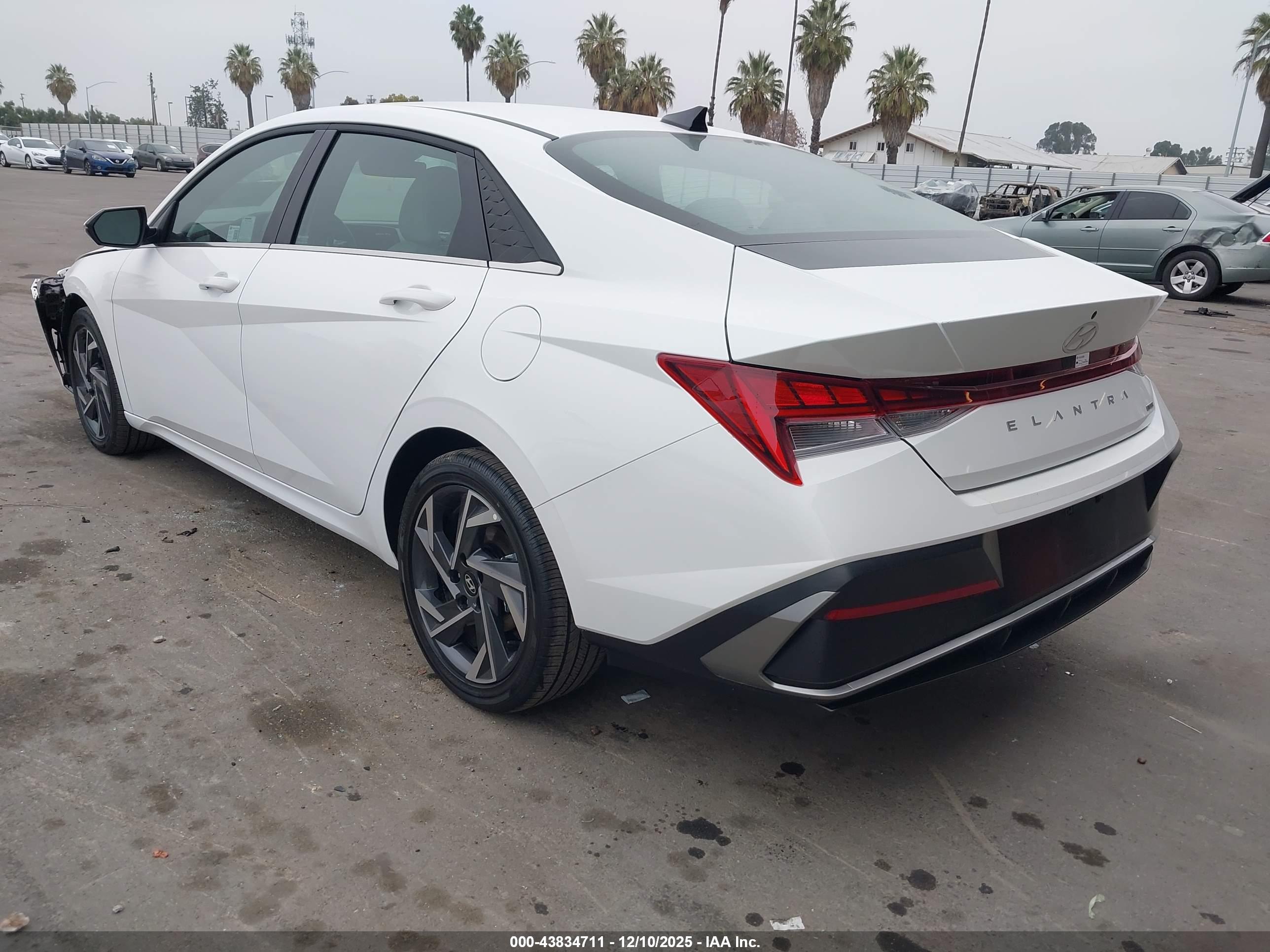 HYUNDAI ELANTRA image 3