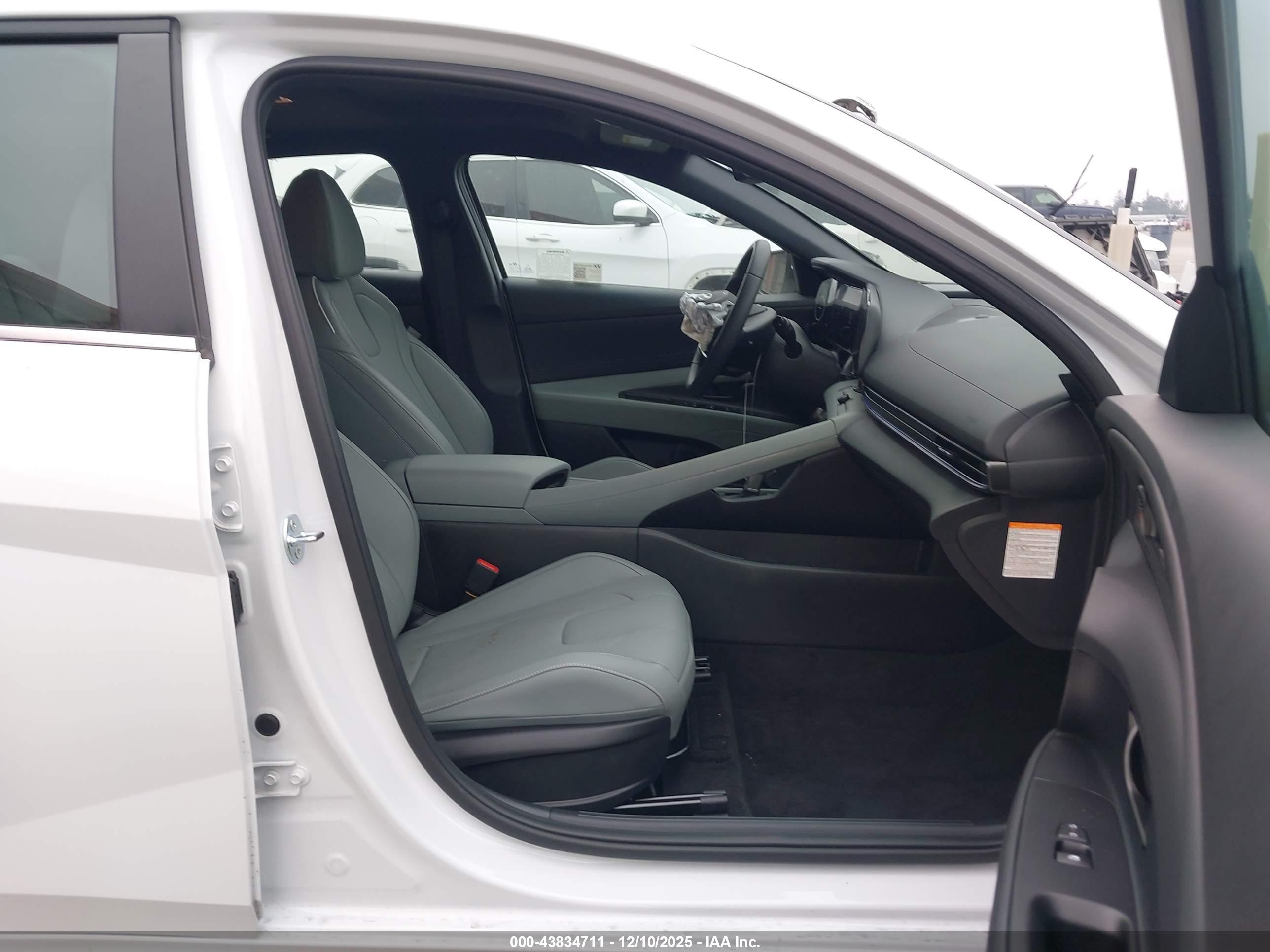 HYUNDAI ELANTRA image 5