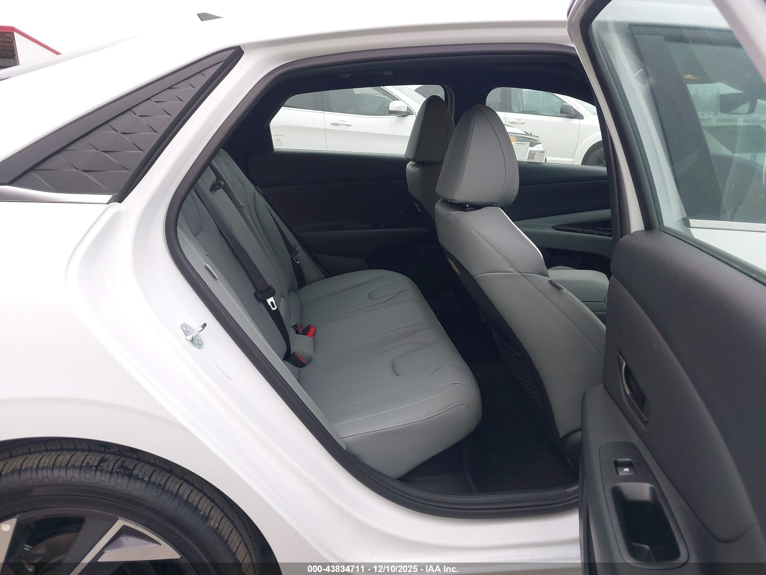 HYUNDAI ELANTRA image 8