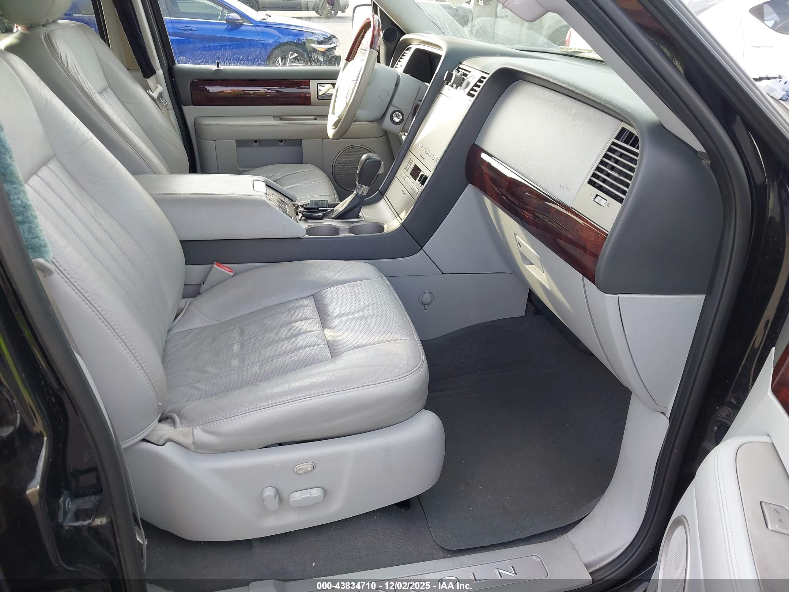 LINCOLN NAVIGATOR image 5