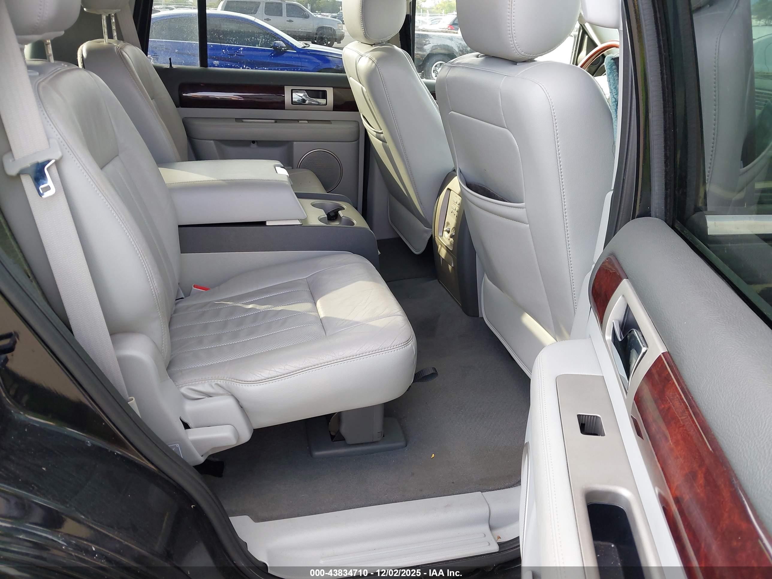 LINCOLN NAVIGATOR image 8