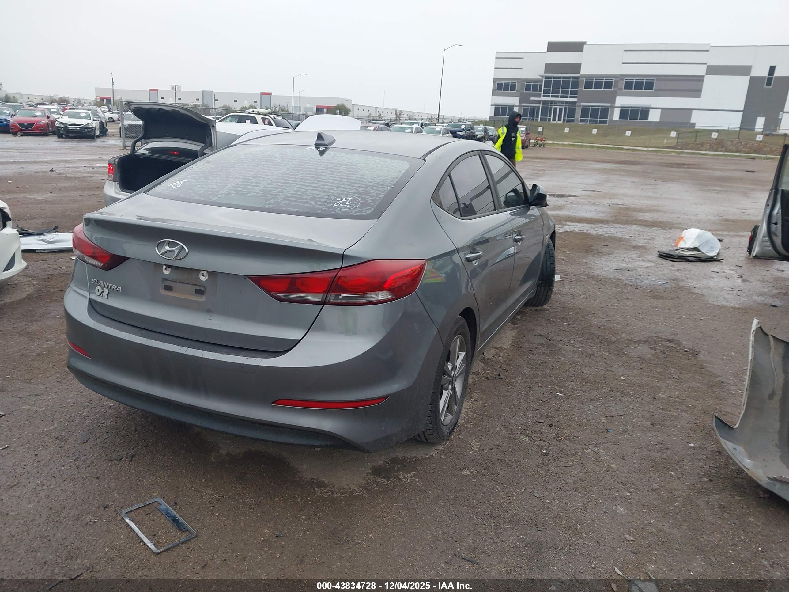 HYUNDAI ELANTRA image 4