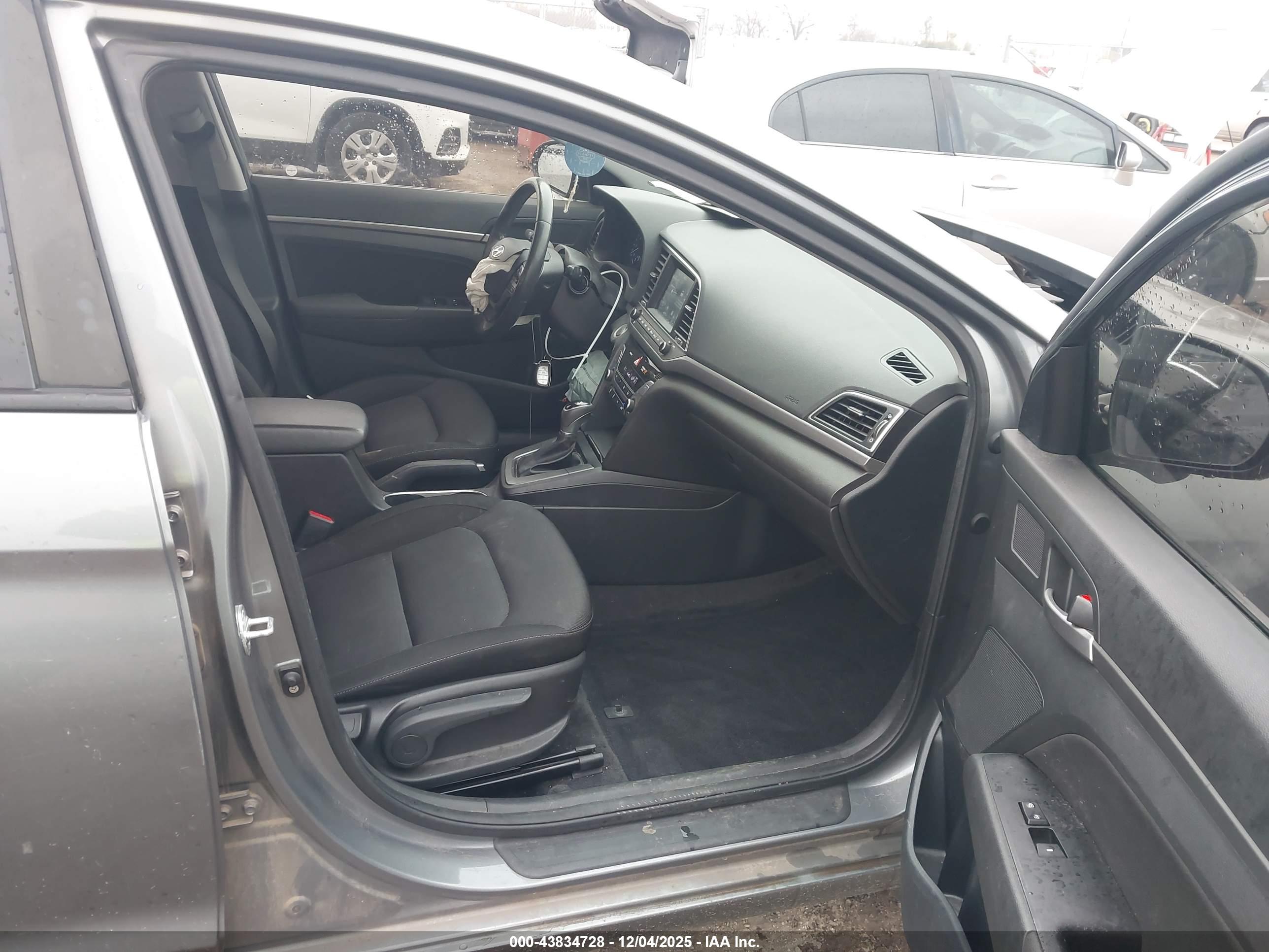 HYUNDAI ELANTRA image 5