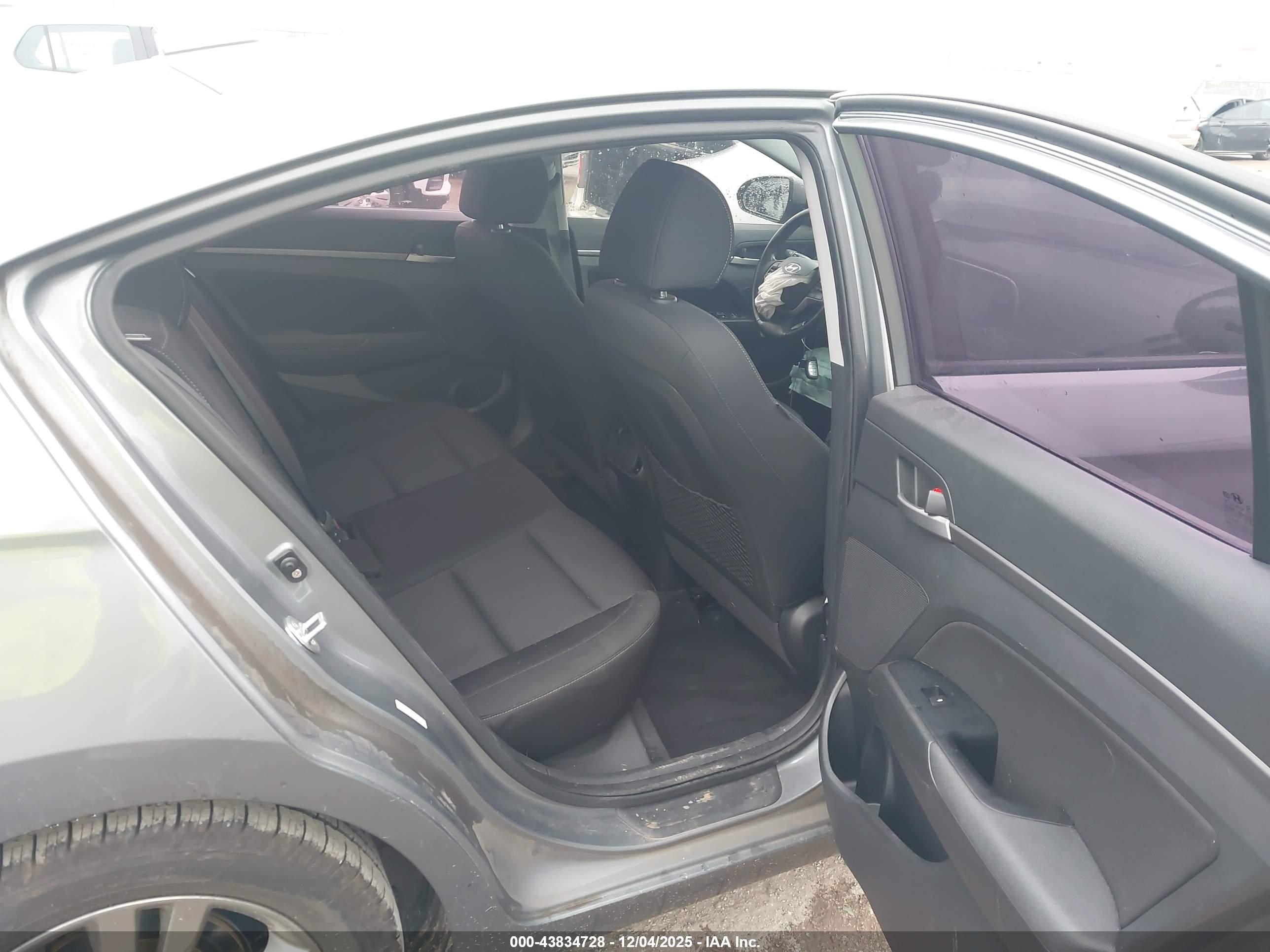 HYUNDAI ELANTRA image 8