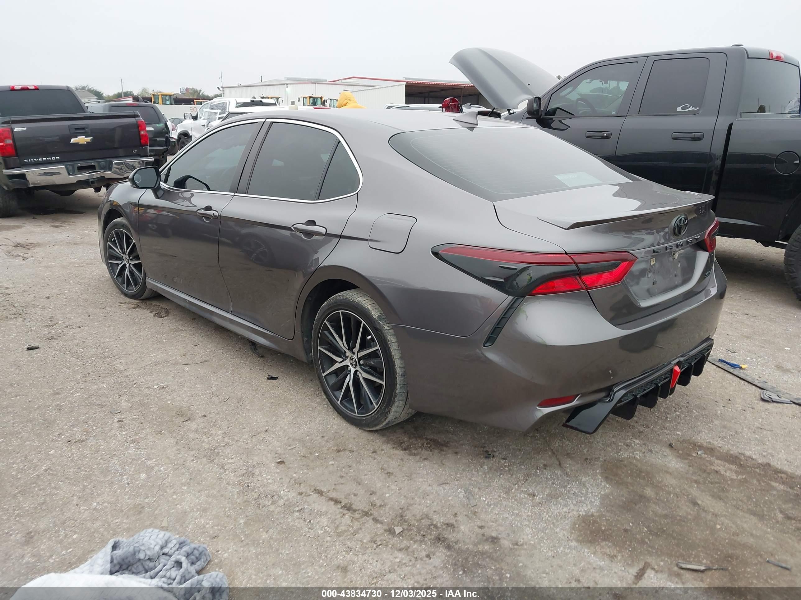 TOYOTA CAMRY image 3