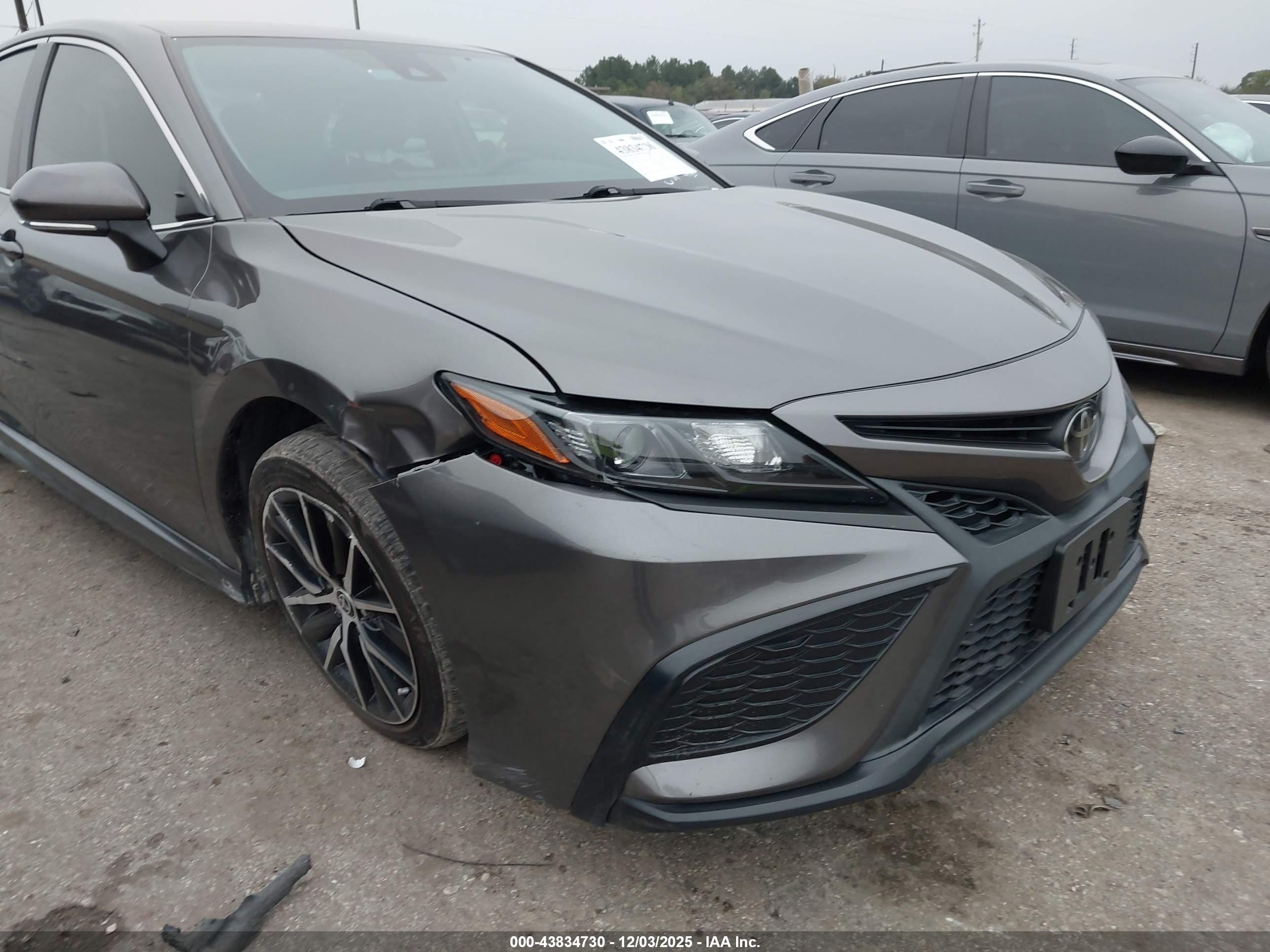 TOYOTA CAMRY image 6