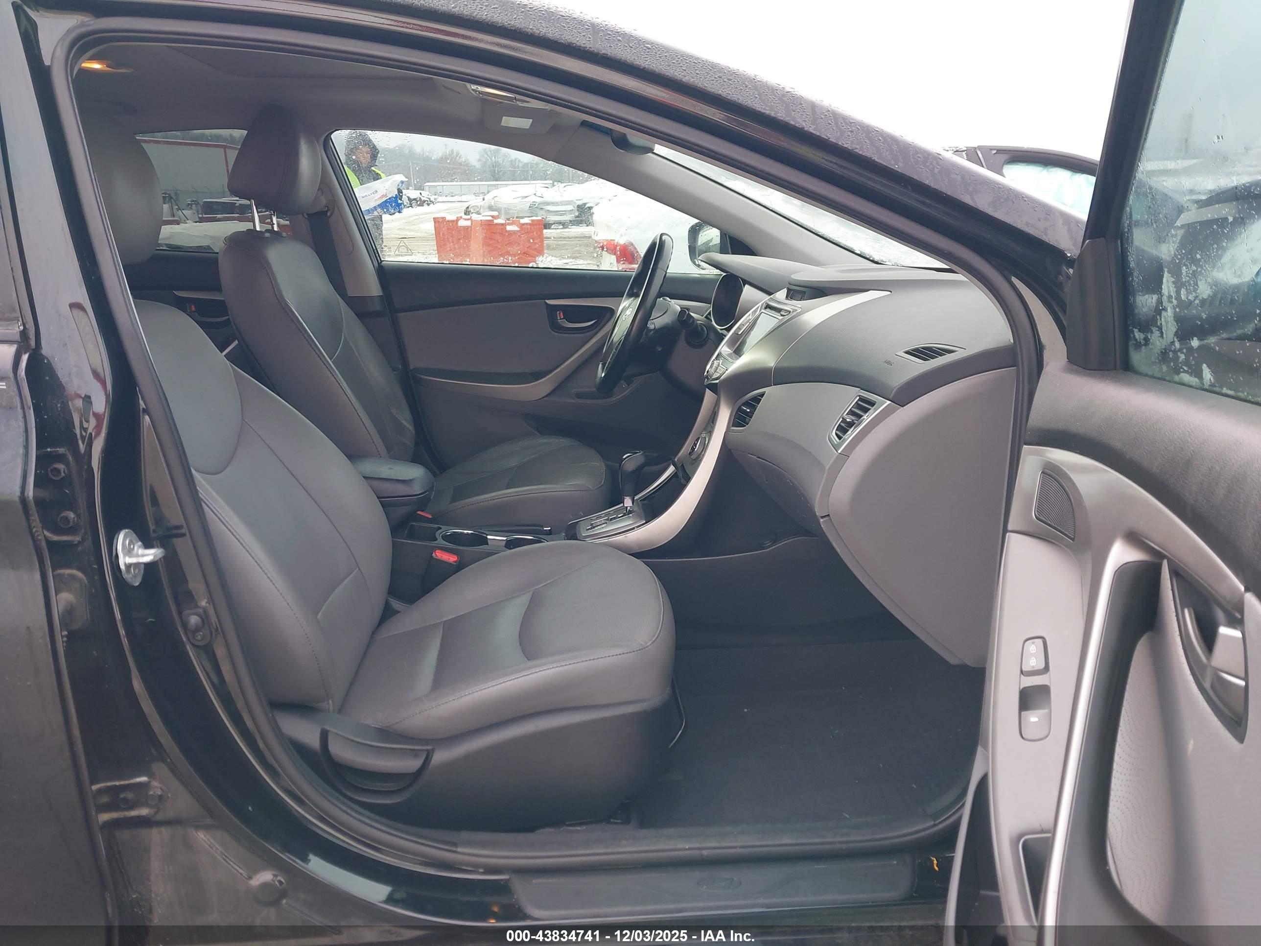HYUNDAI ELANTRA image 5