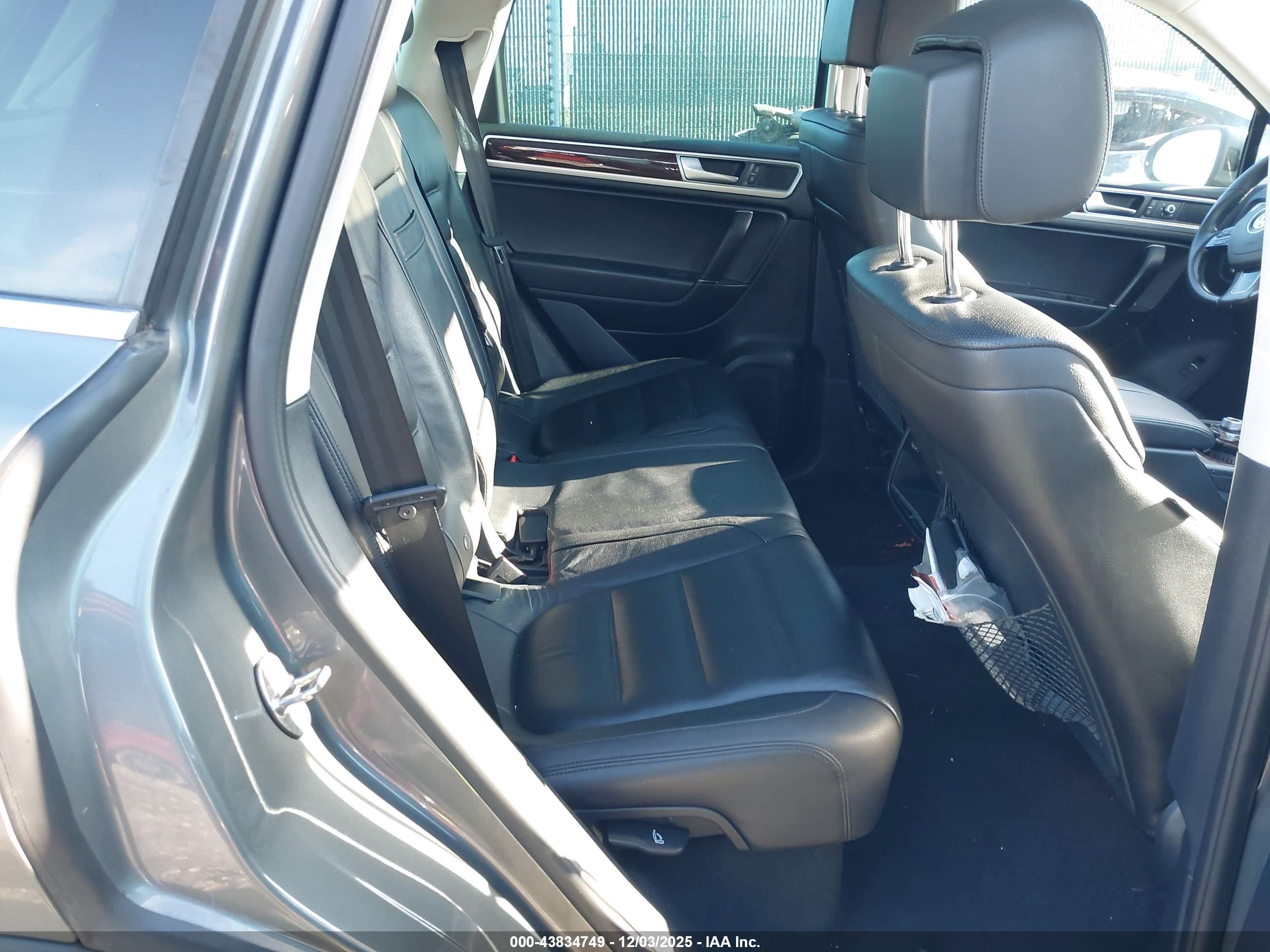 VOLKSWAGEN TOUAREG image 8