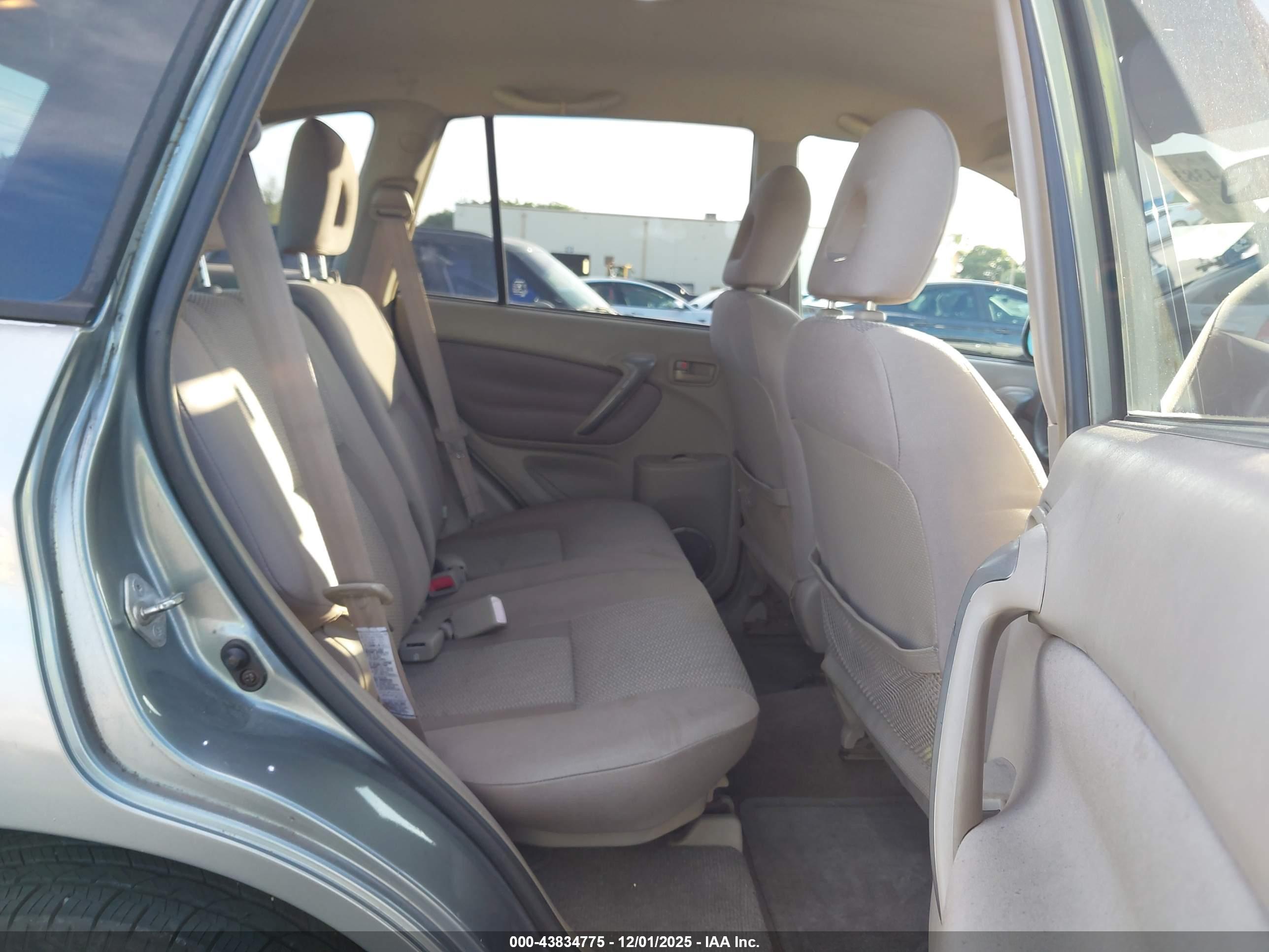 TOYOTA RAV4 image 8