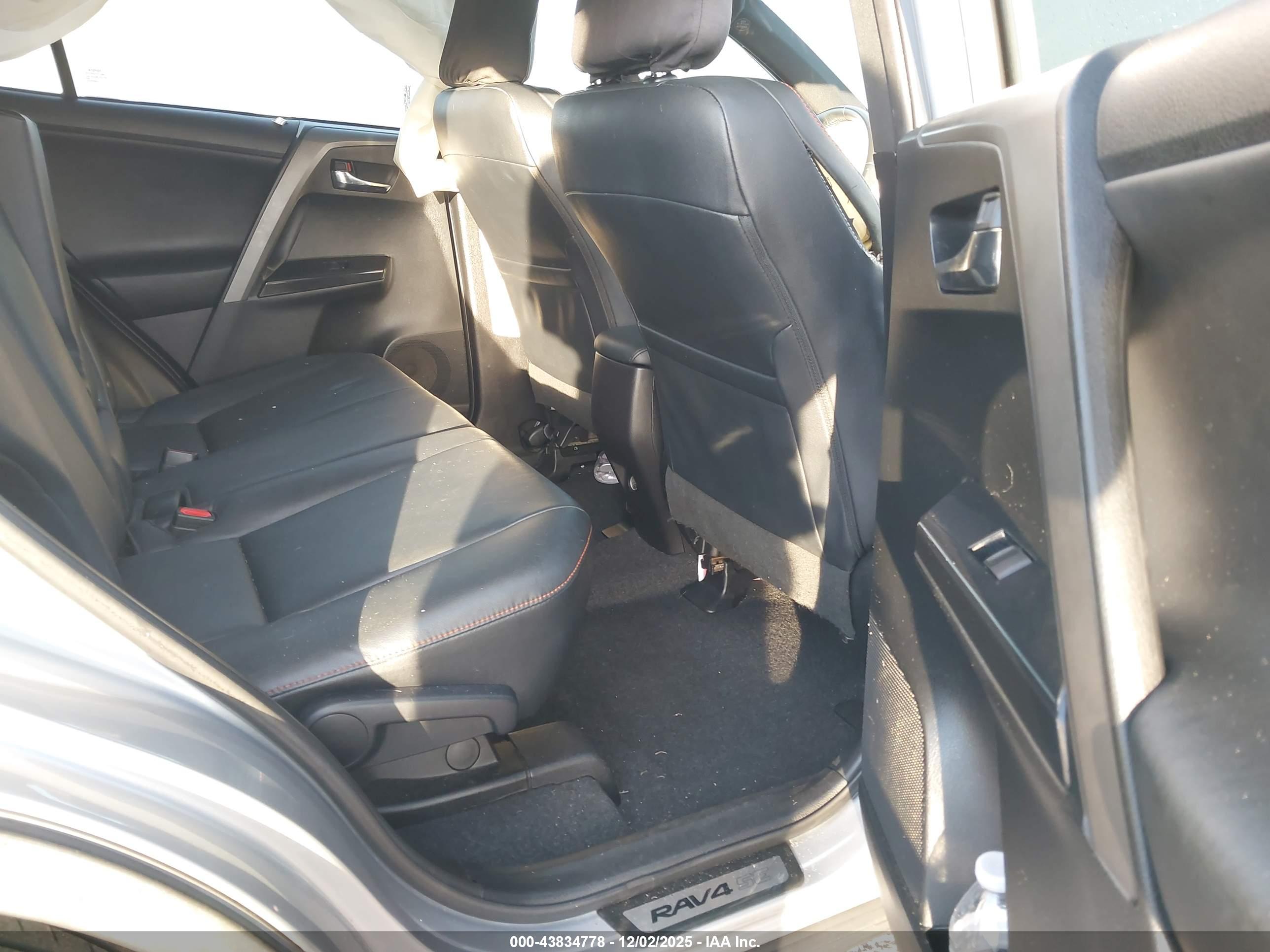 TOYOTA RAV4 image 8