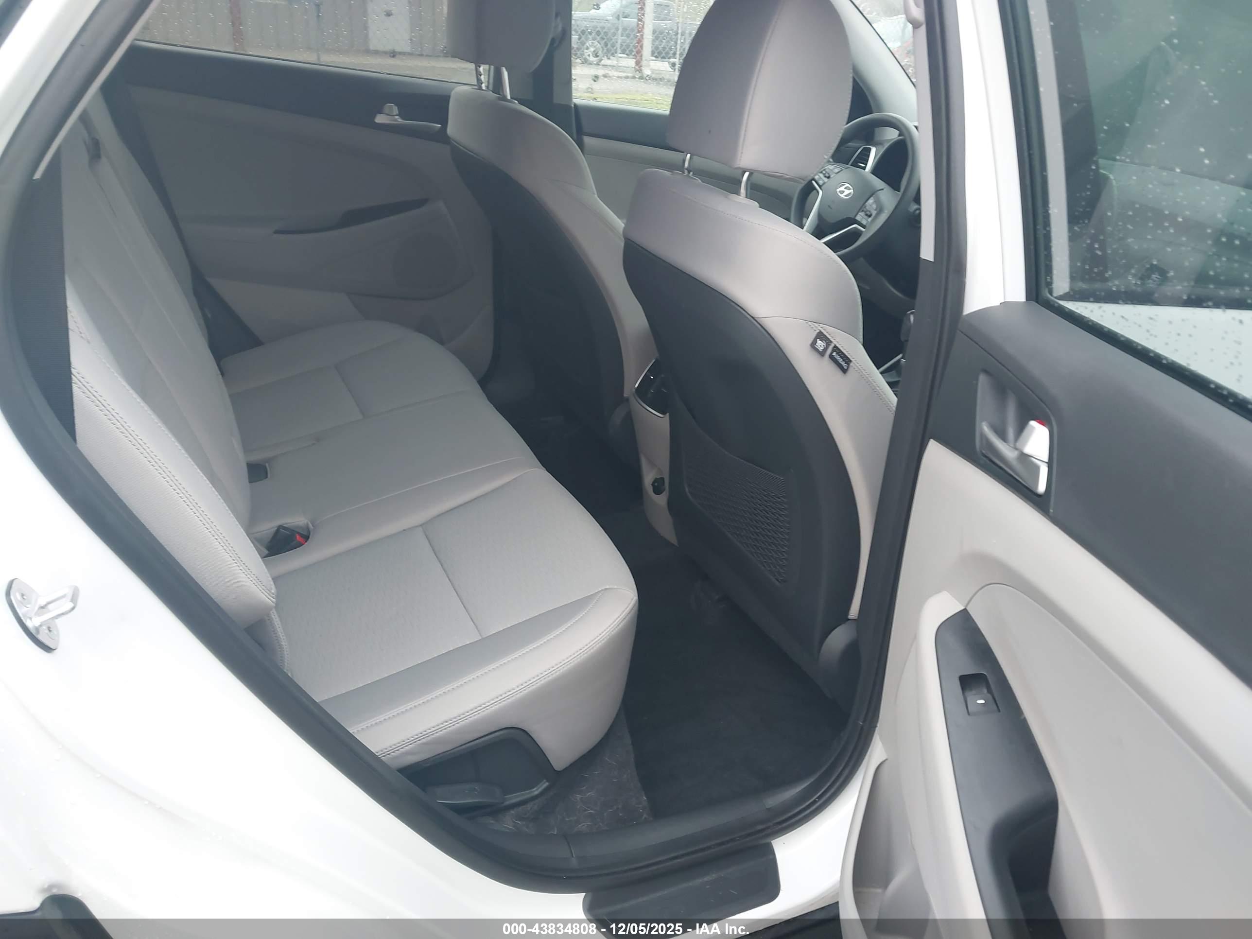 HYUNDAI TUCSON image 8