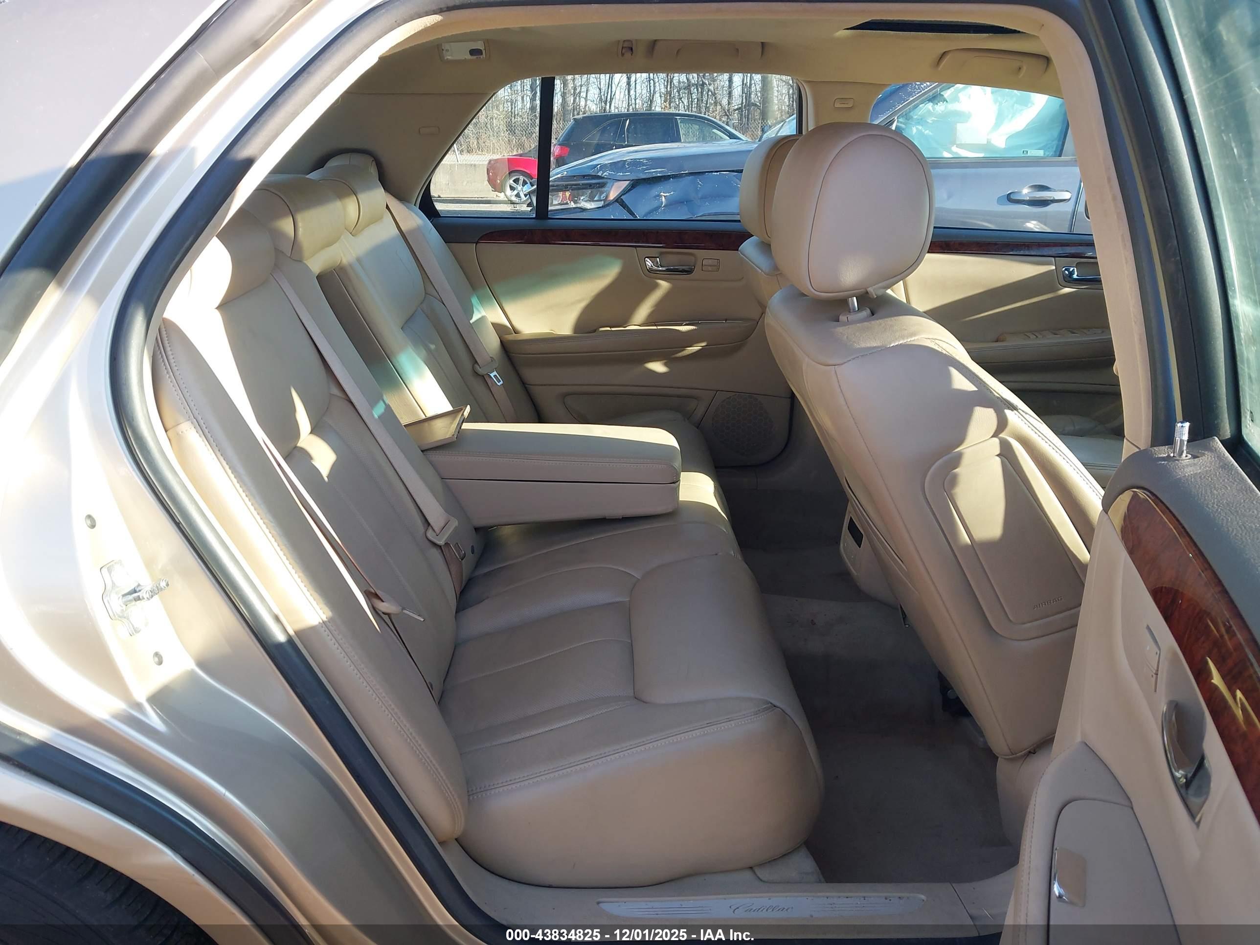CADILLAC DTS image 8