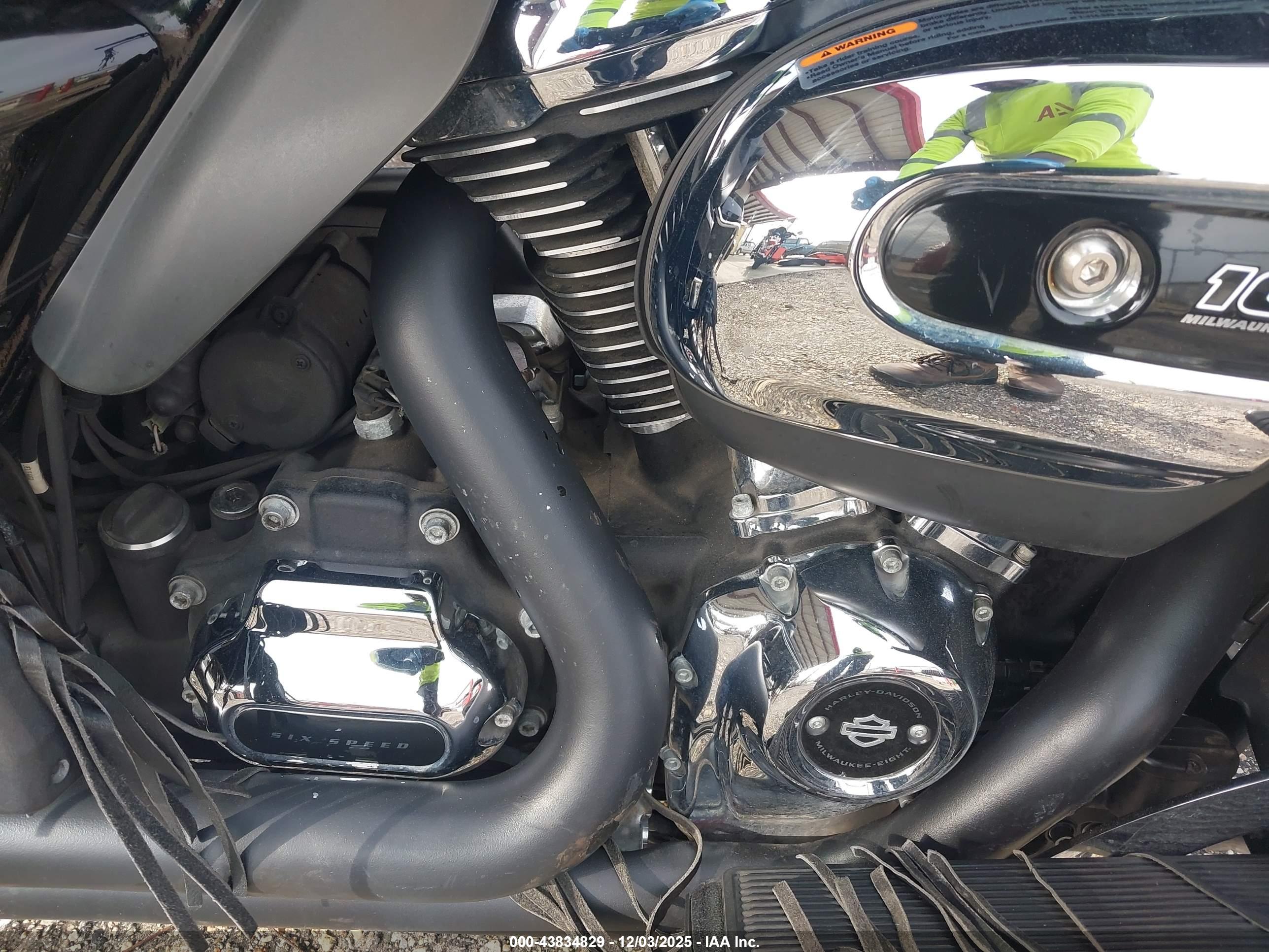 HARLEY-DAVIDSON FLHTCU image 8
