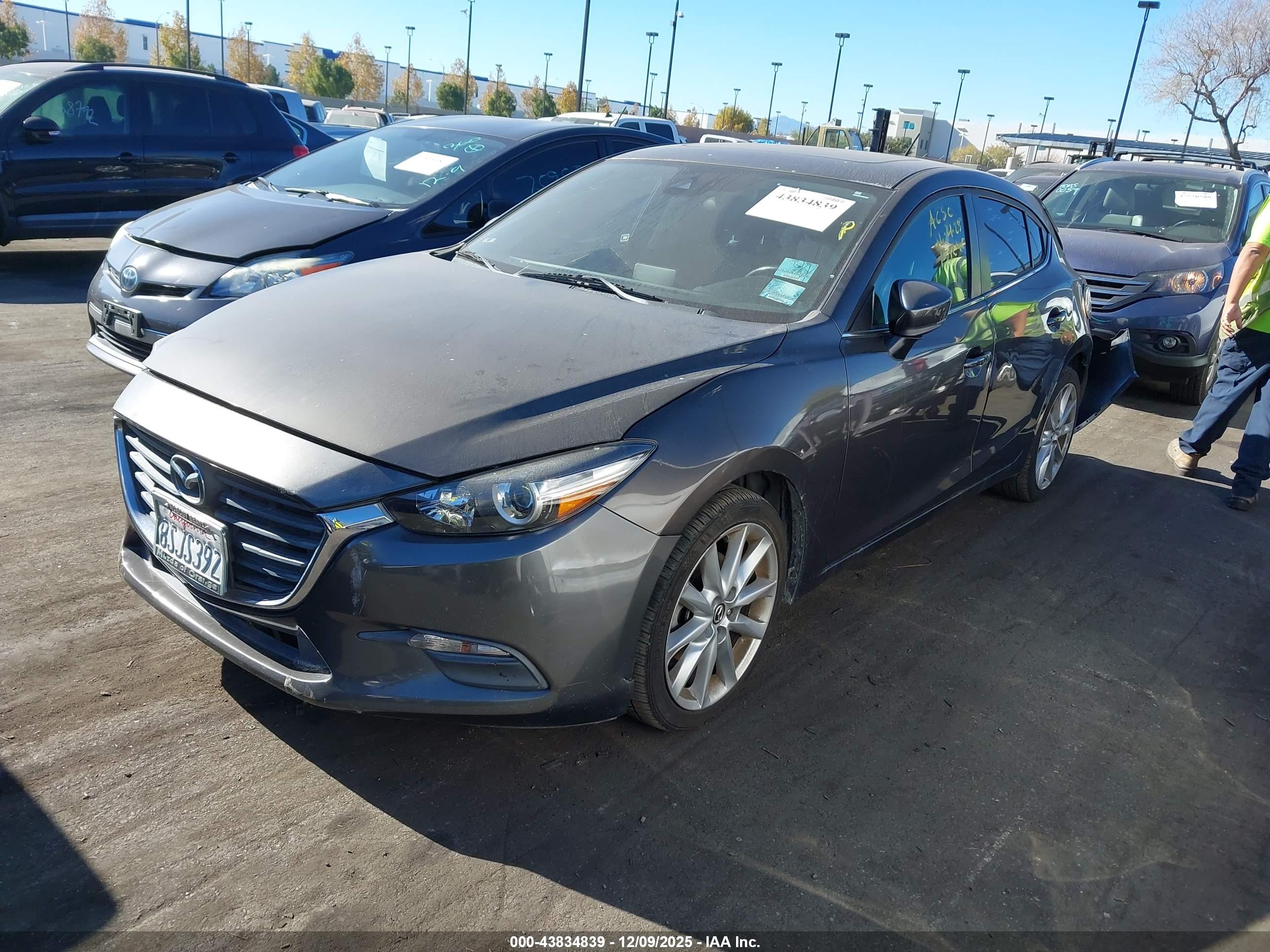 MAZDA MAZDA3 image 2