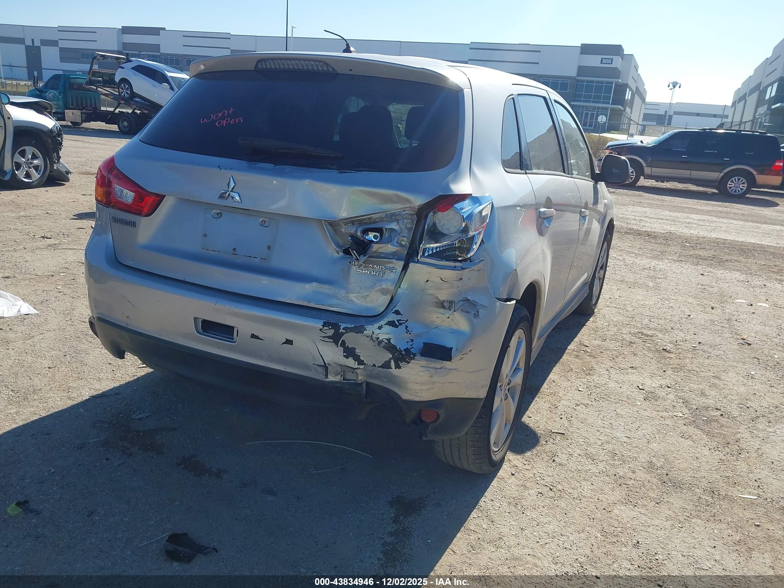 MITSUBISHI OUTLANDER image 4