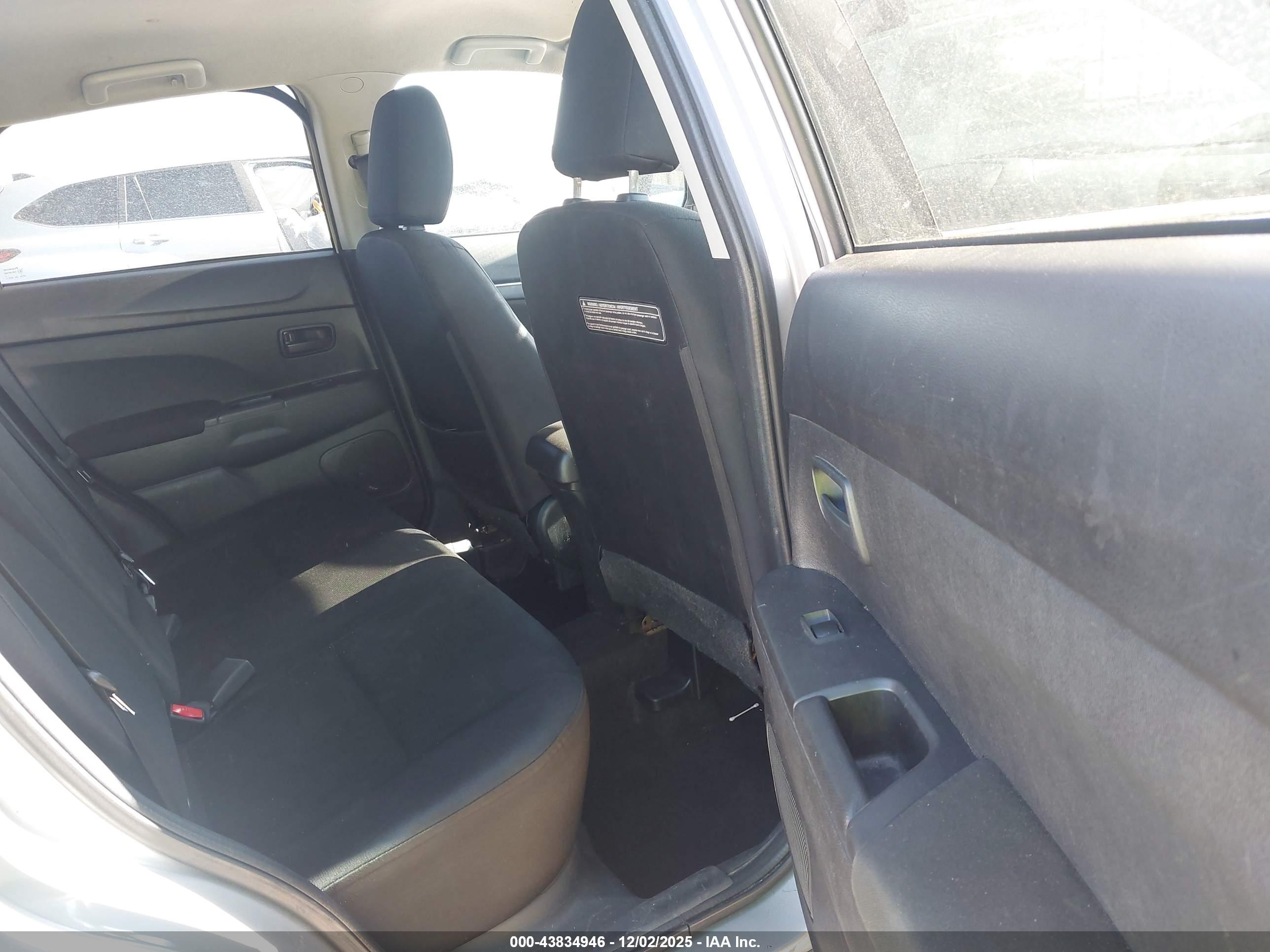 MITSUBISHI OUTLANDER image 8