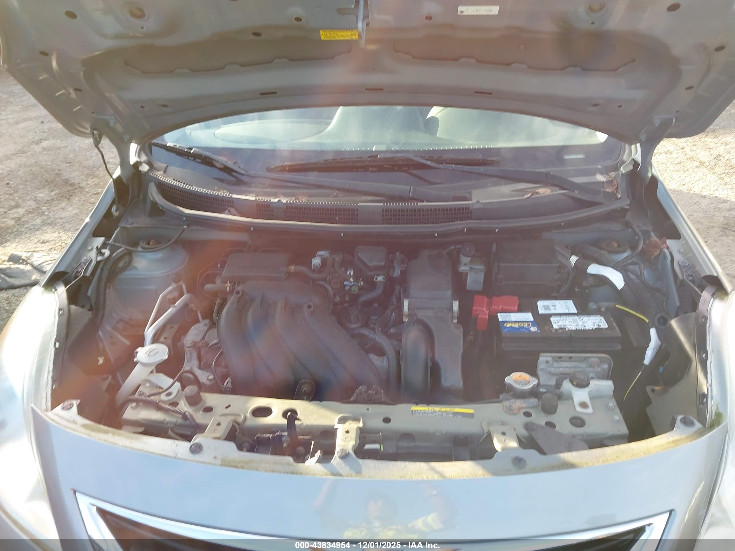 NISSAN VERSA image 10