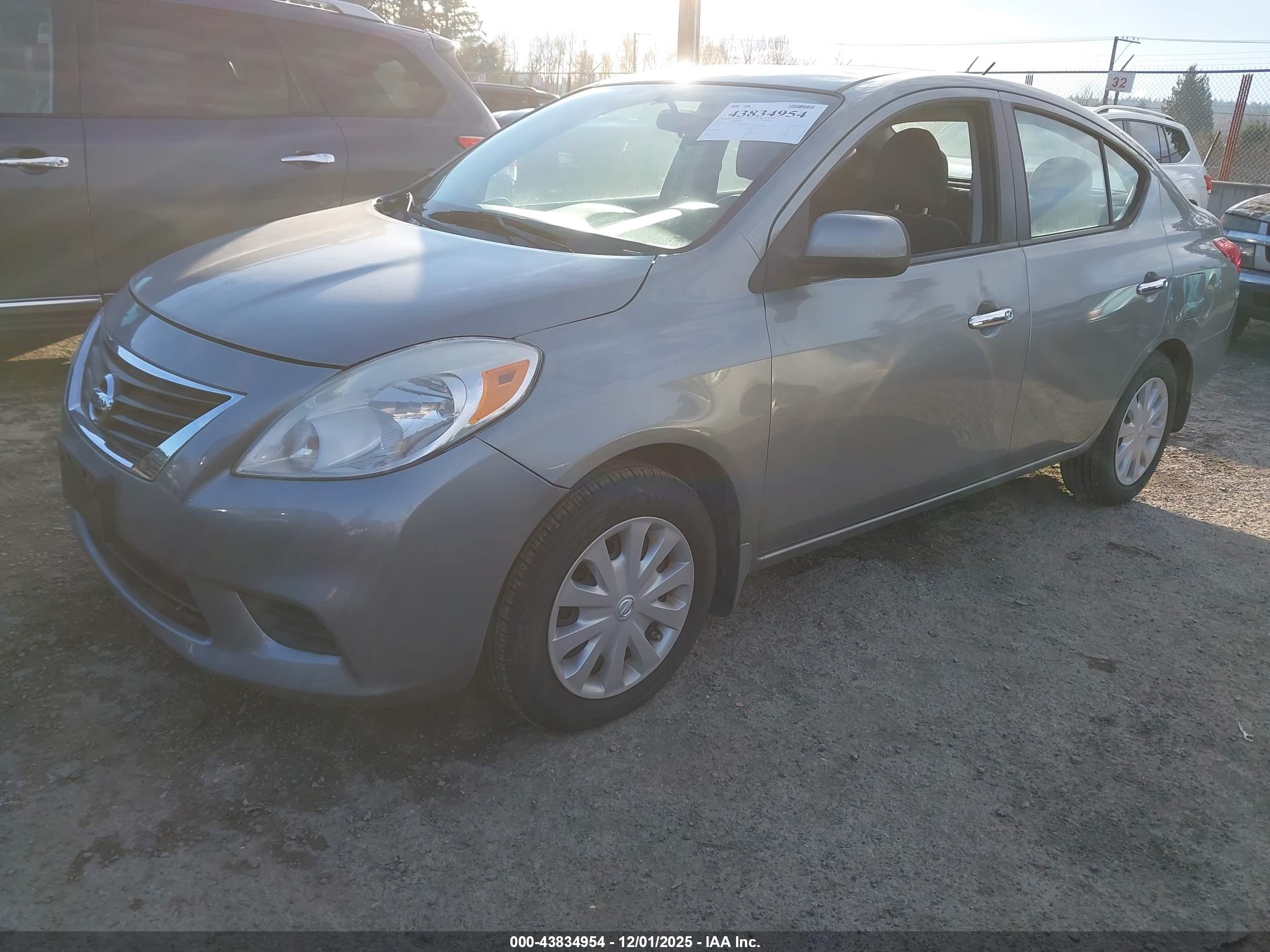 NISSAN VERSA image 2